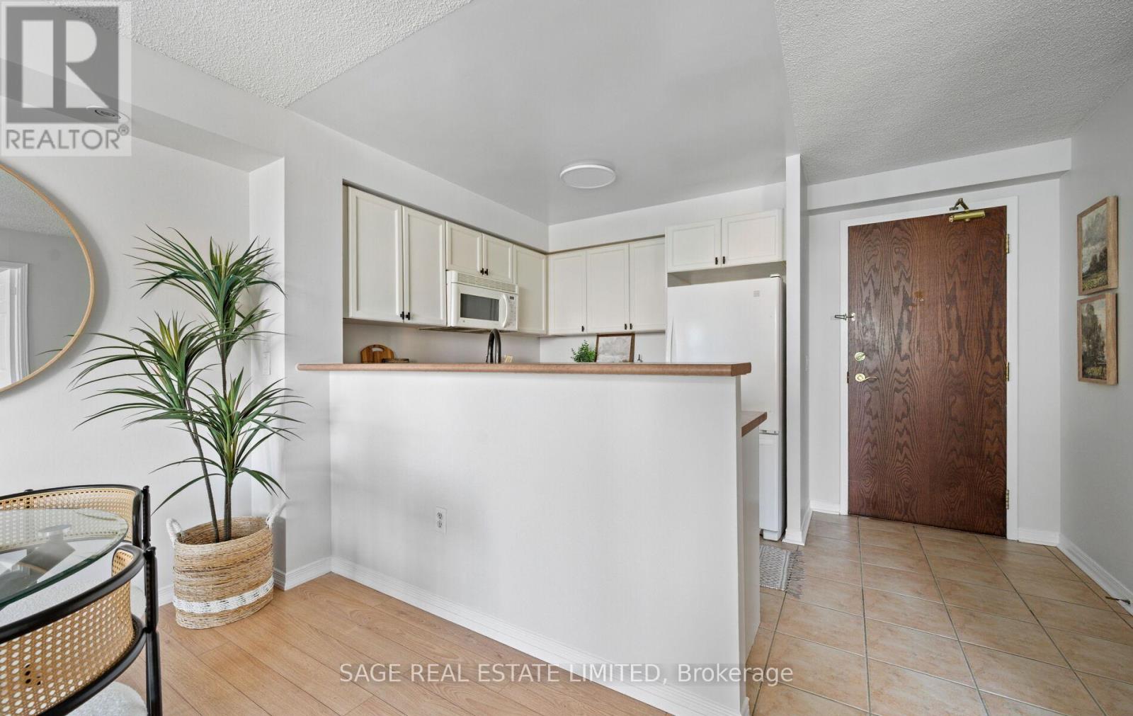 1008 - 15 Michael Power Place, Toronto, Ontario  M9A 5G4 - Photo 8 - W12964588