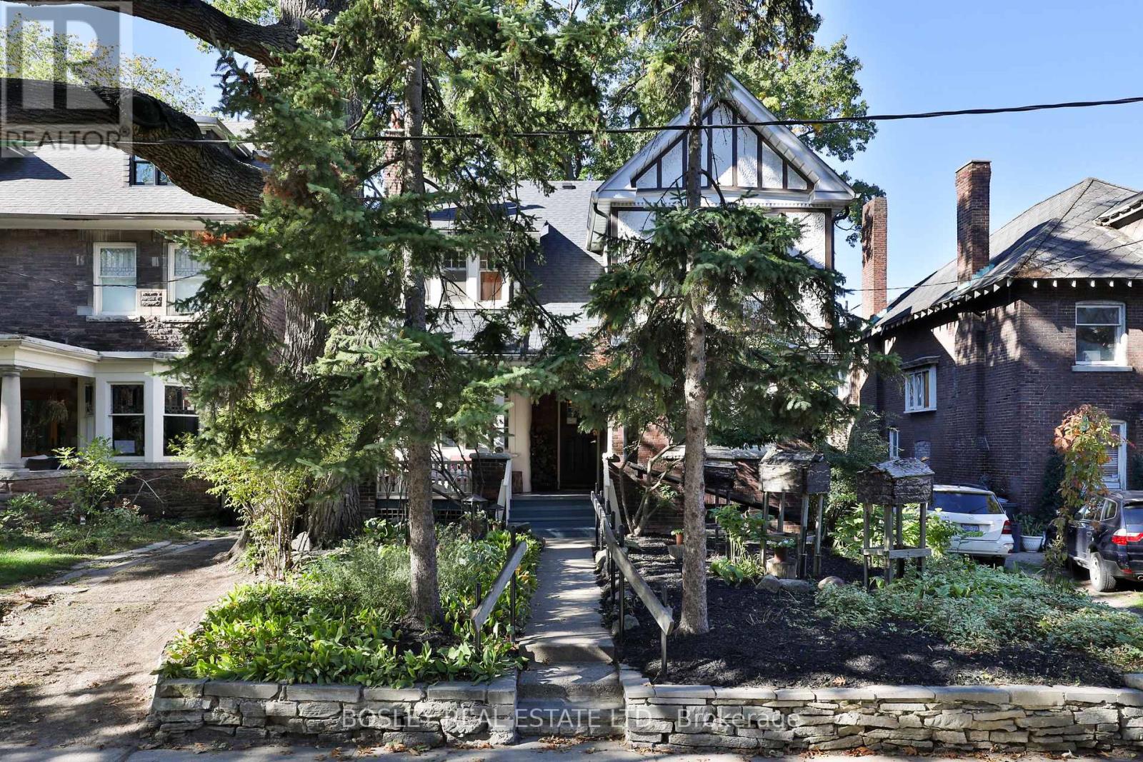 88 INDIAN GROVE, Toronto, Ontario