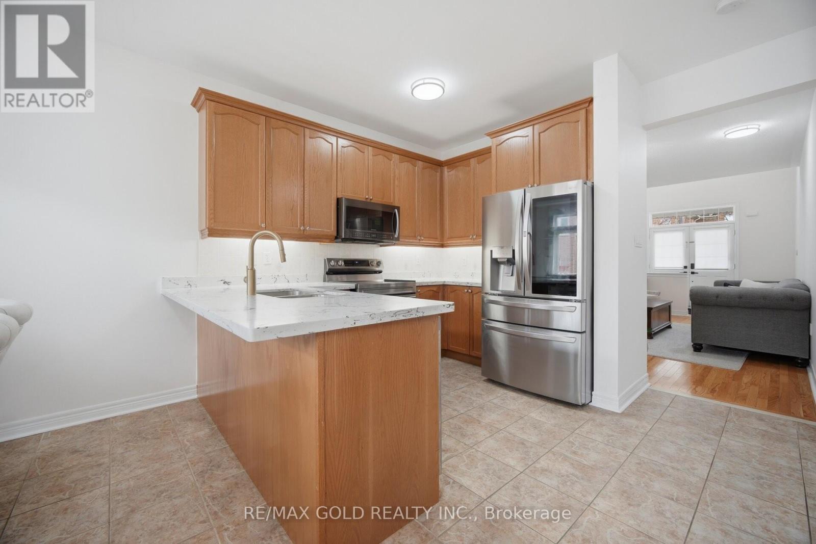 52 Watsonbrook Drive, Brampton, Ontario  L6R 0R3 - Photo 4 - W12964688