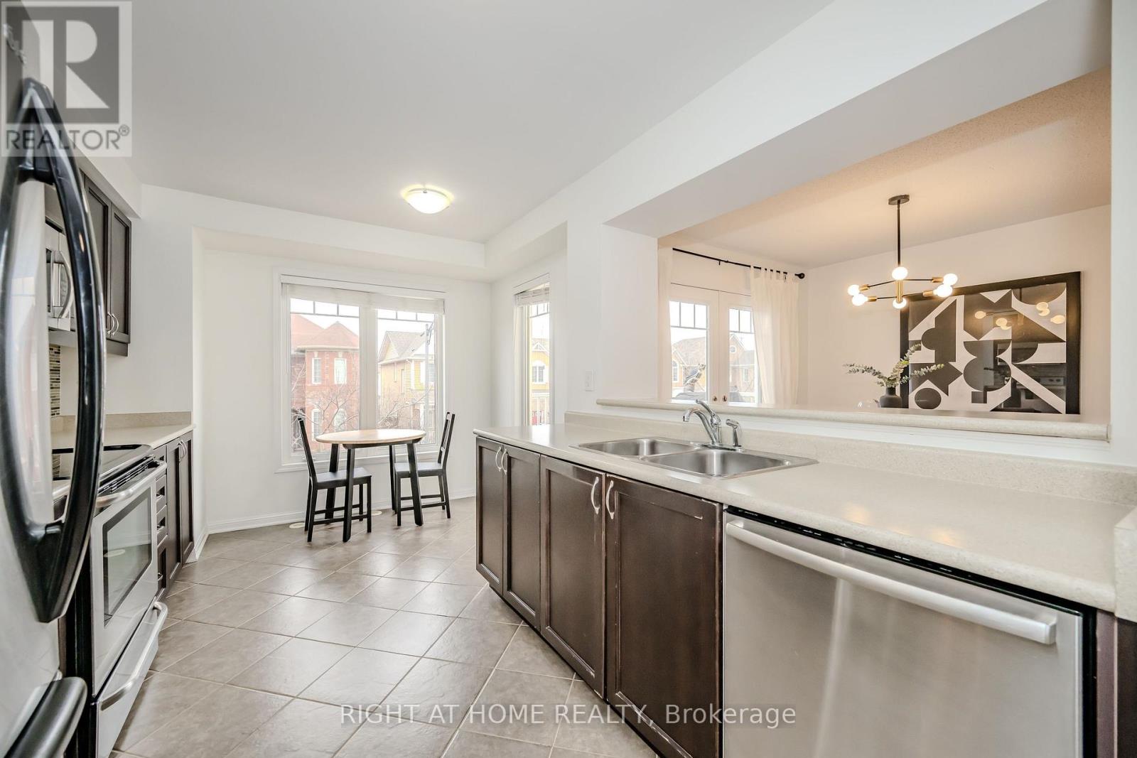 525 Cavanagh Lane, Milton, Ontario  L9T 8G4 - Photo 10 - W12964700