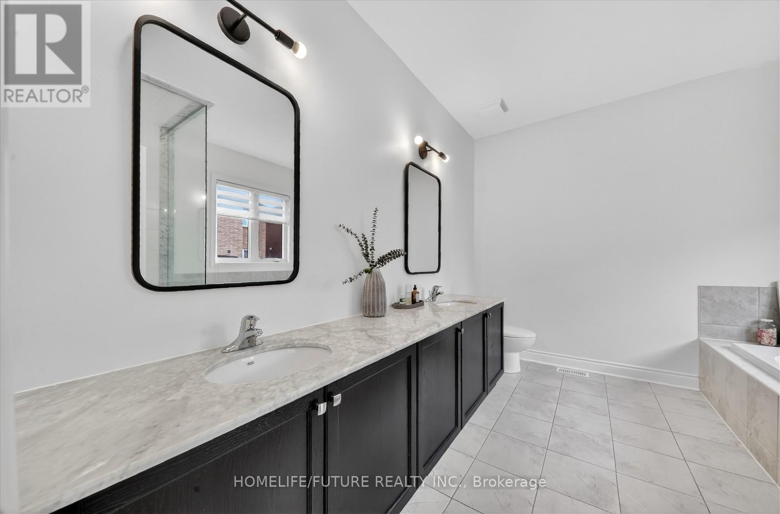 1016 Poppy Lane, Newmarket (Stonehaven-Wyndham), Ontario  L3X 3H6 - Photo 23 - N12962184