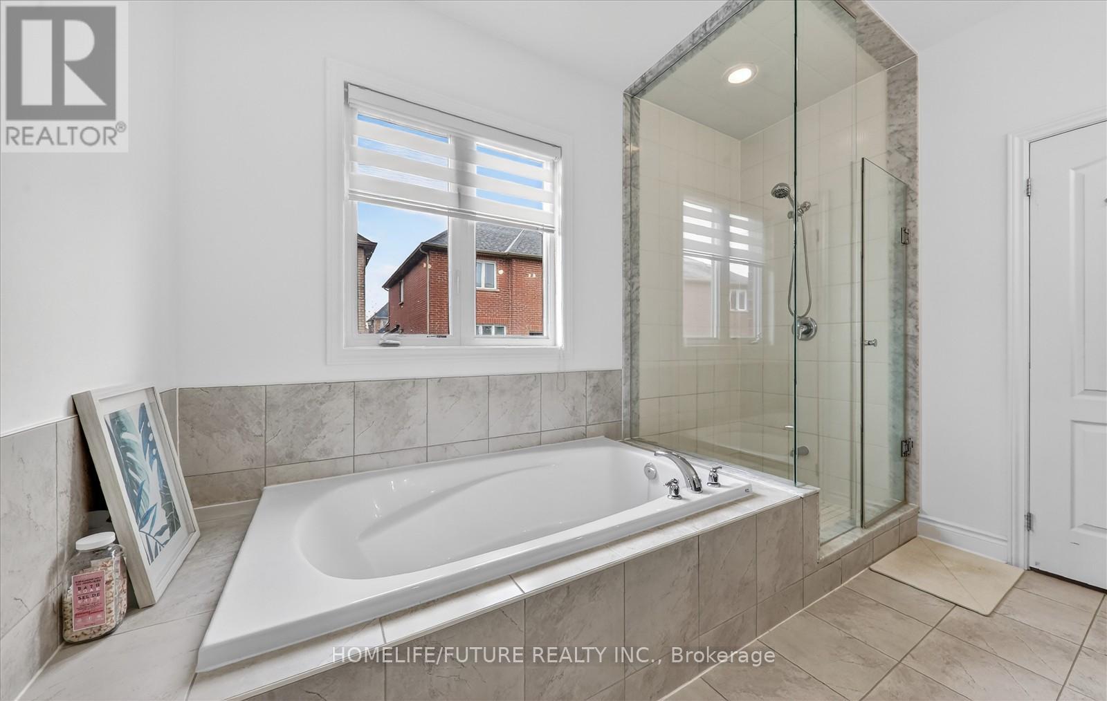 1016 Poppy Lane, Newmarket (Stonehaven-Wyndham), Ontario  L3X 3H6 - Photo 24 - N12962184