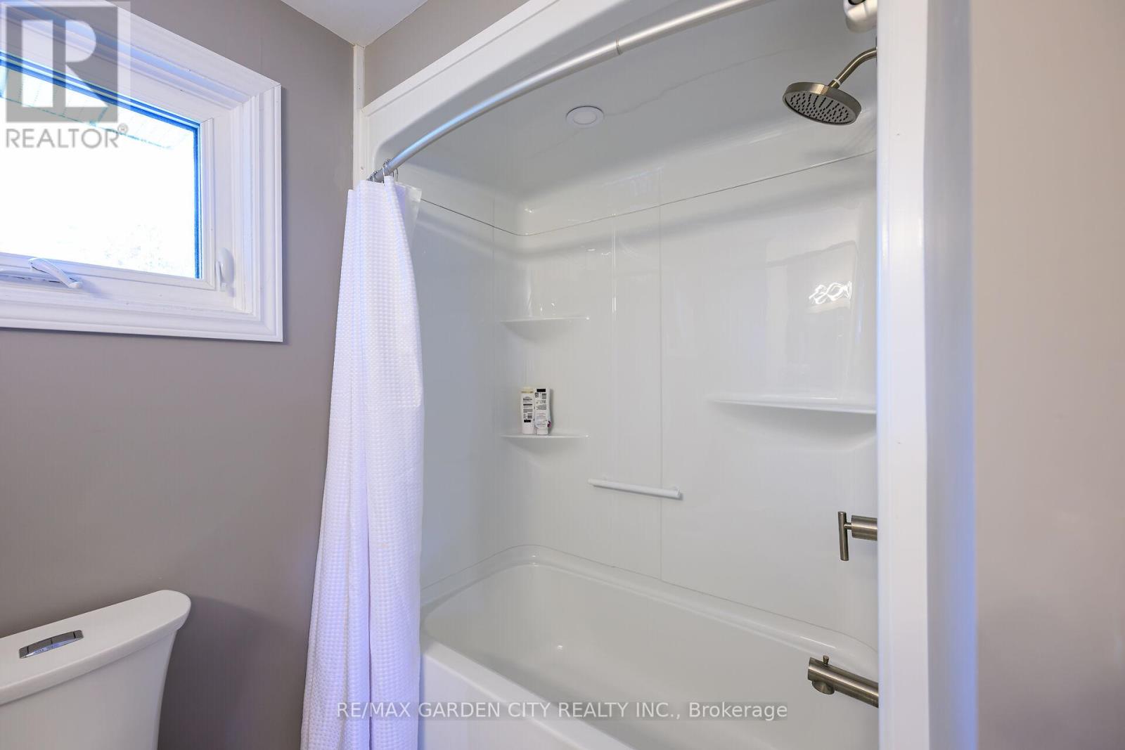 8 Bendamere Drive, Grimsby, Ontario  L3M 2N3 - Photo 17 - X12964662