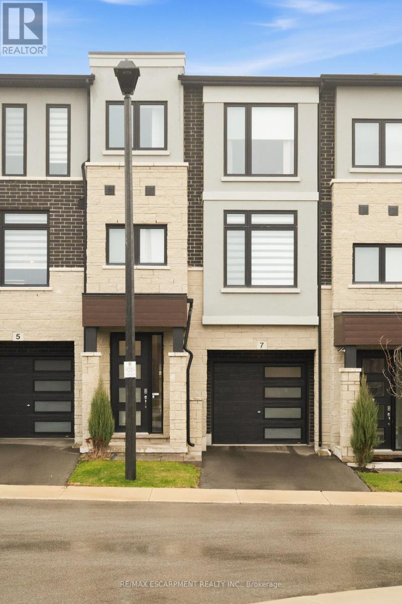 7 Cadwell Lane, Hamilton, Ontario  L9C 0E7 - Photo 3 - X12964666