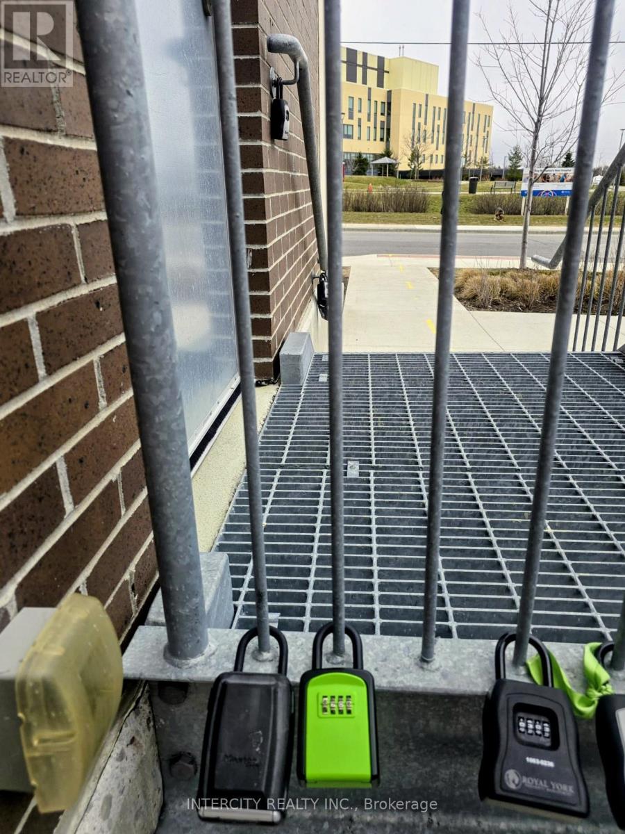 601 - 15 Lynch Street, Brampton, Ontario  L6W 0C7 - Photo 8 - W12960812