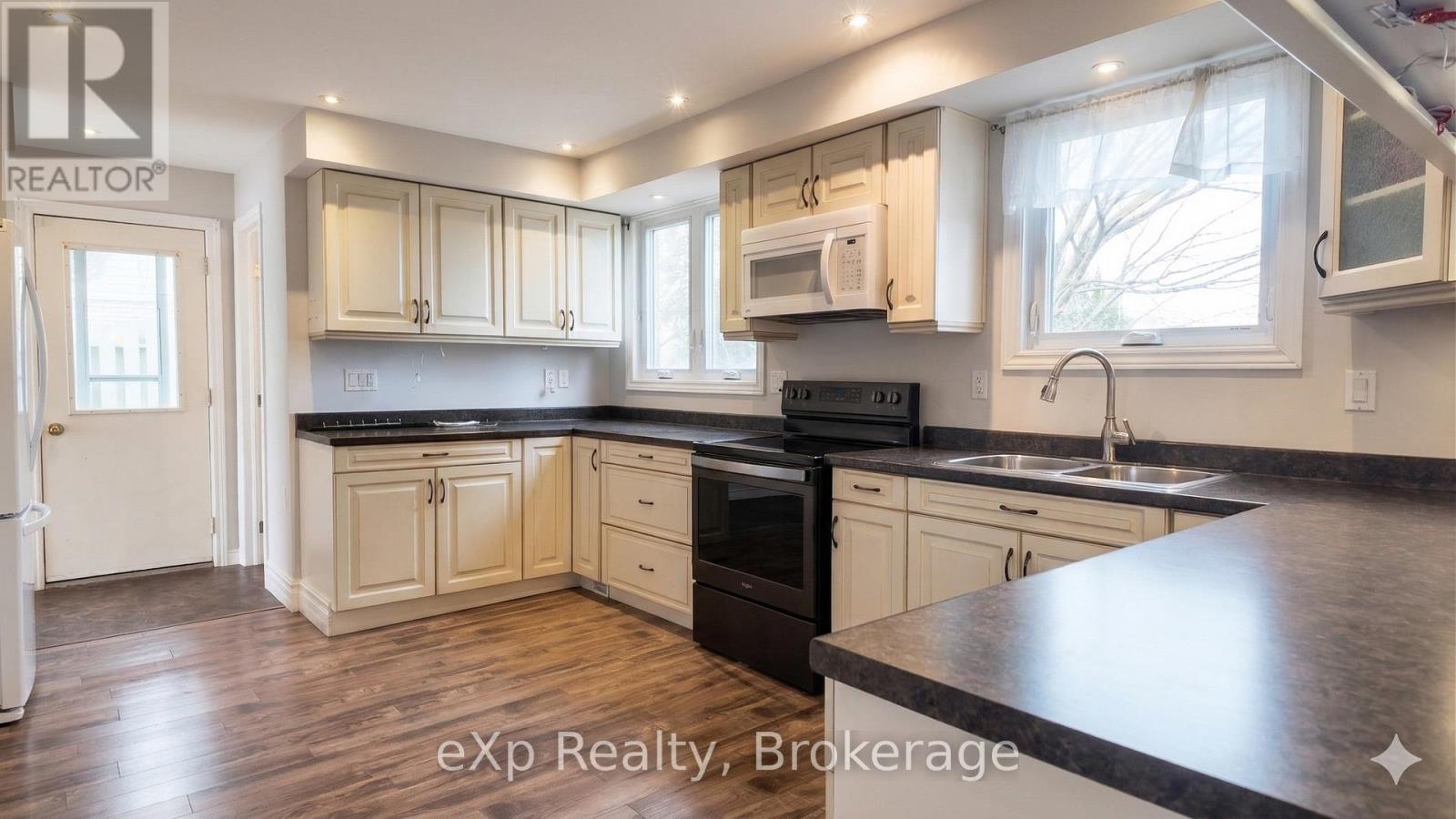 526 Thede Drive, Saugeen Shores, Ontario N0H 2C4 - Photo 2 - X12964894