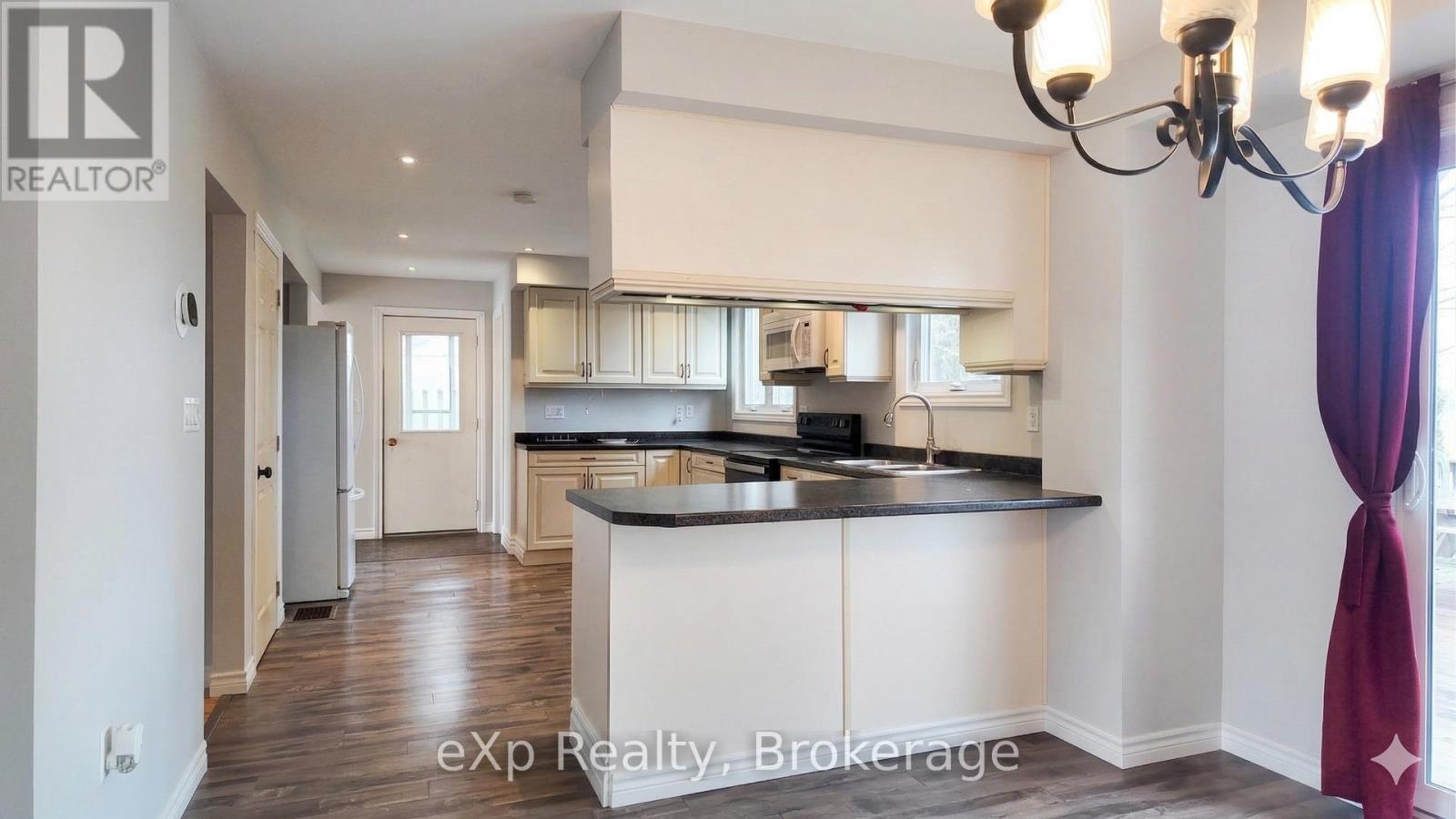 526 Thede Drive, Saugeen Shores, Ontario N0H 2C4 - Photo 3 - X12964894