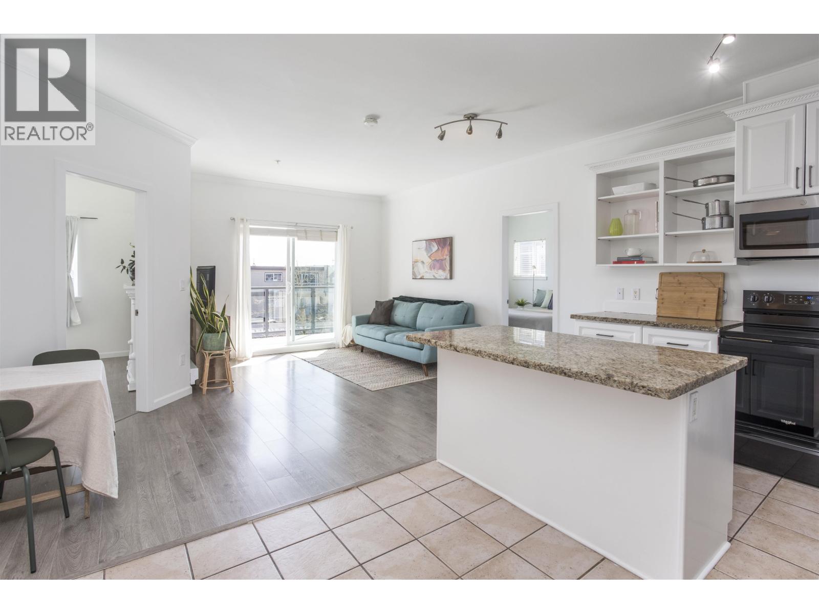 302 22363 Selkirk Avenue, Maple Ridge, British Columbia  V2X 2X6 - Photo 2 - R3107284