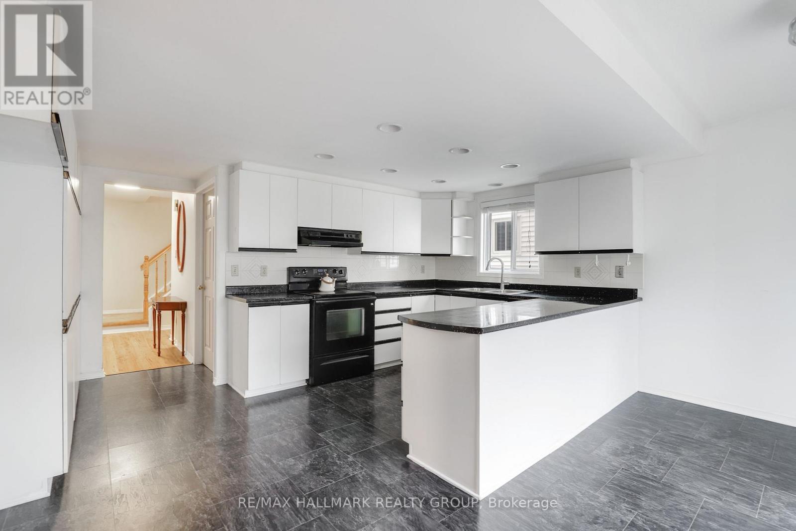 6 Robina Avenue, Ottawa, Ontario  K2H 9R3 - Photo 8 - X12964766