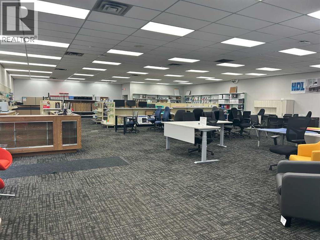 939 Kingsway Avenue Se, Medicine Hat, Alberta  T1A 2X6 - Photo 2 - A2298224