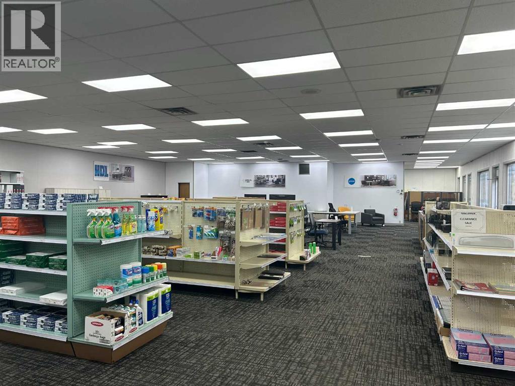 939 Kingsway Avenue Se, Medicine Hat, Alberta  T1A 2X6 - Photo 3 - A2298224