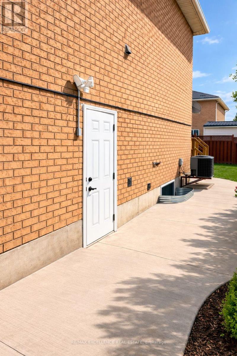 68 Alabaster Drive, Brampton, Ontario  L6V 4G4 - Photo 11 - W12962232