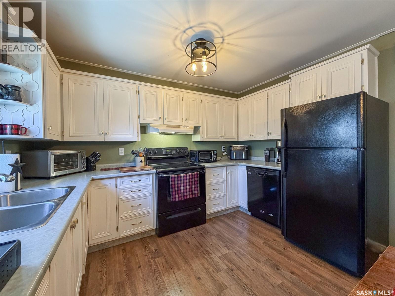 118 Cedar Avenue N, Eastend, Saskatchewan  S0N 0T0 - Photo 12 - SK032219