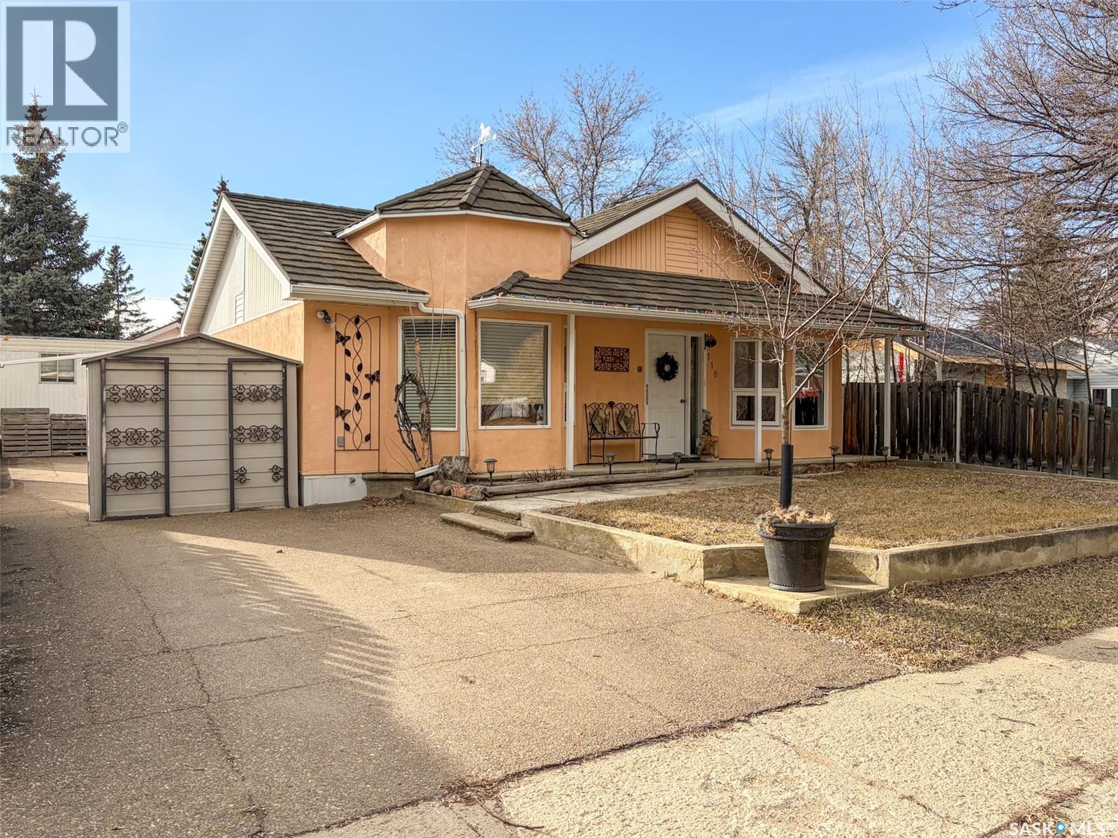 118 Cedar Avenue N, Eastend, Saskatchewan  S0N 0T0 - Photo 2 - SK032219