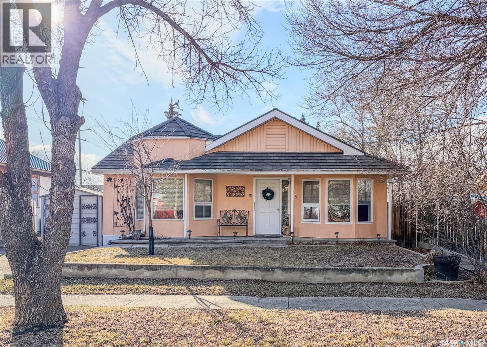 118 Cedar Avenue N, Eastend, Saskatchewan  S0N 0T0 - Photo 3 - SK032219