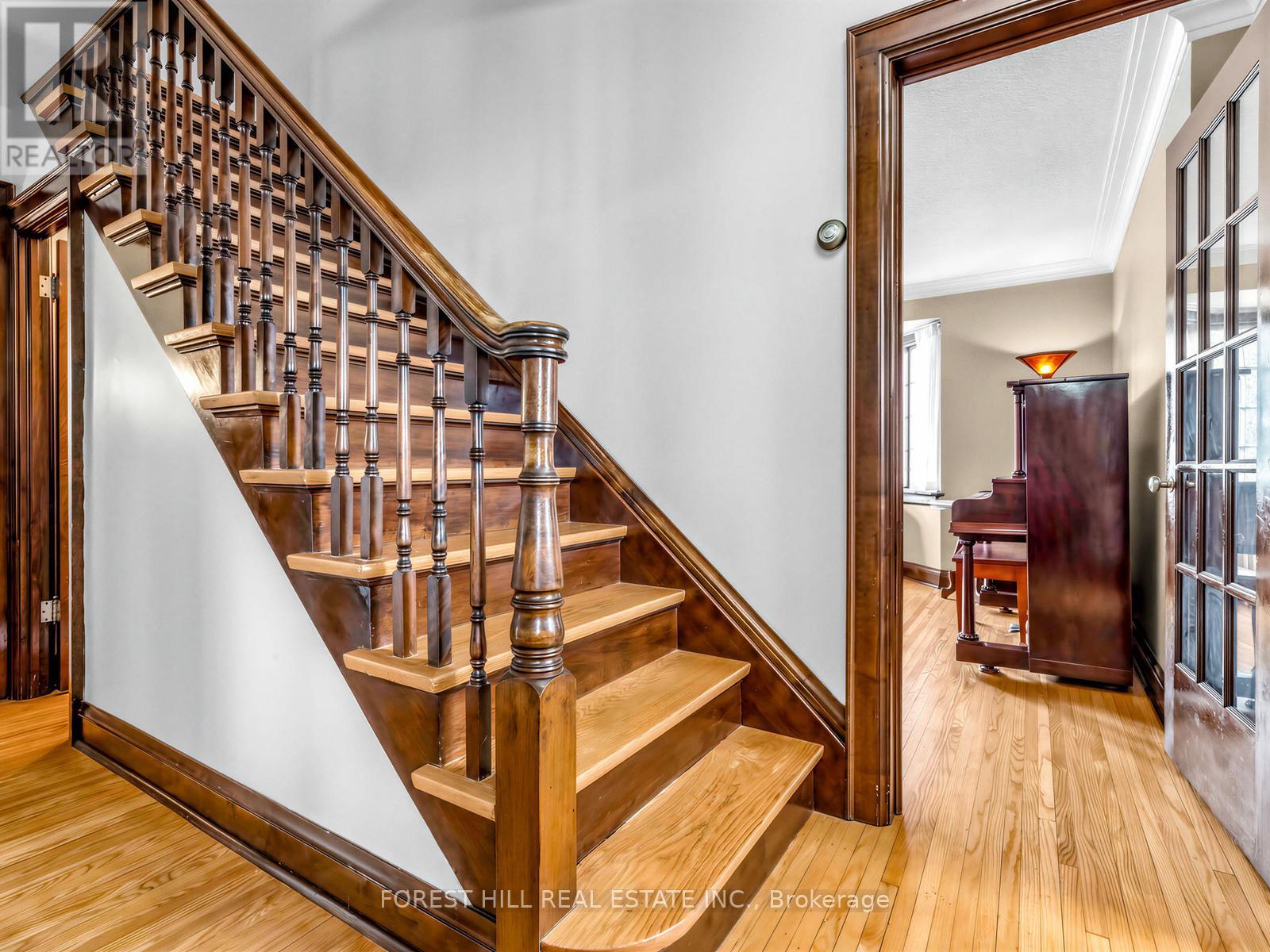 28 Castle Knock Road, Toronto, Ontario  M5N 2J4 - Photo 4 - C12964758