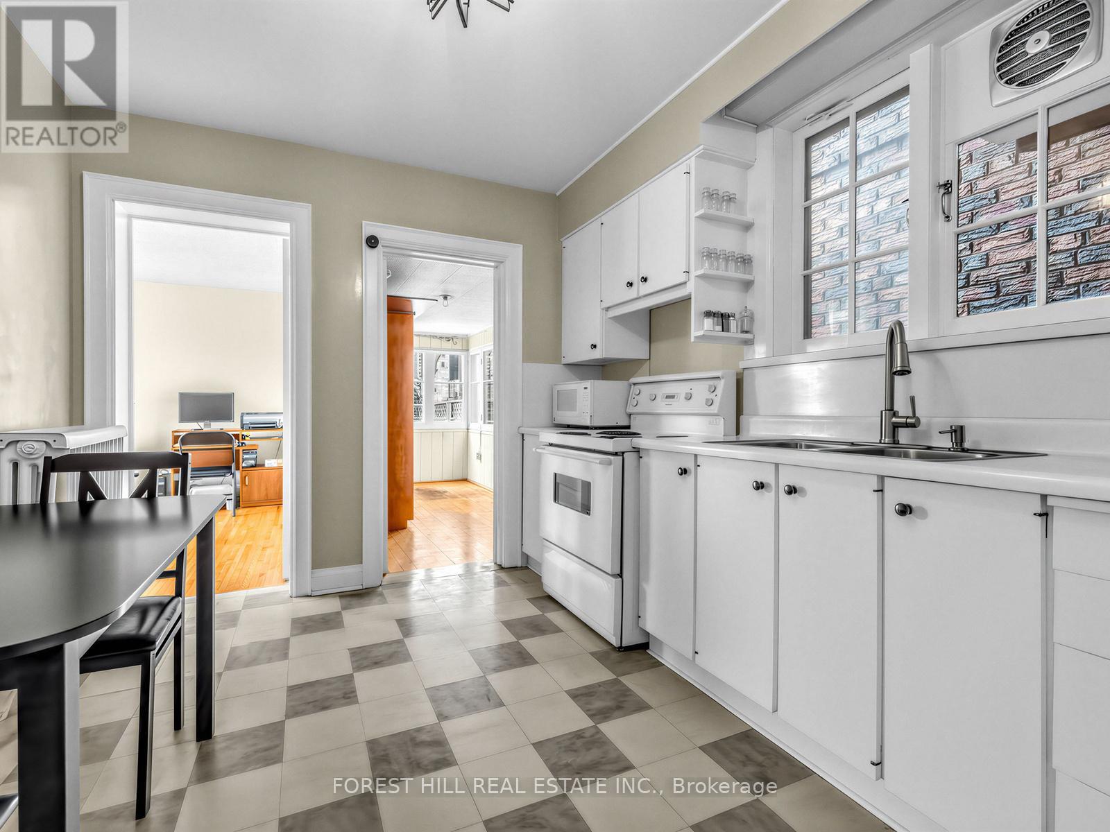 28 Castle Knock Road, Toronto, Ontario  M5N 2J4 - Photo 7 - C12964758