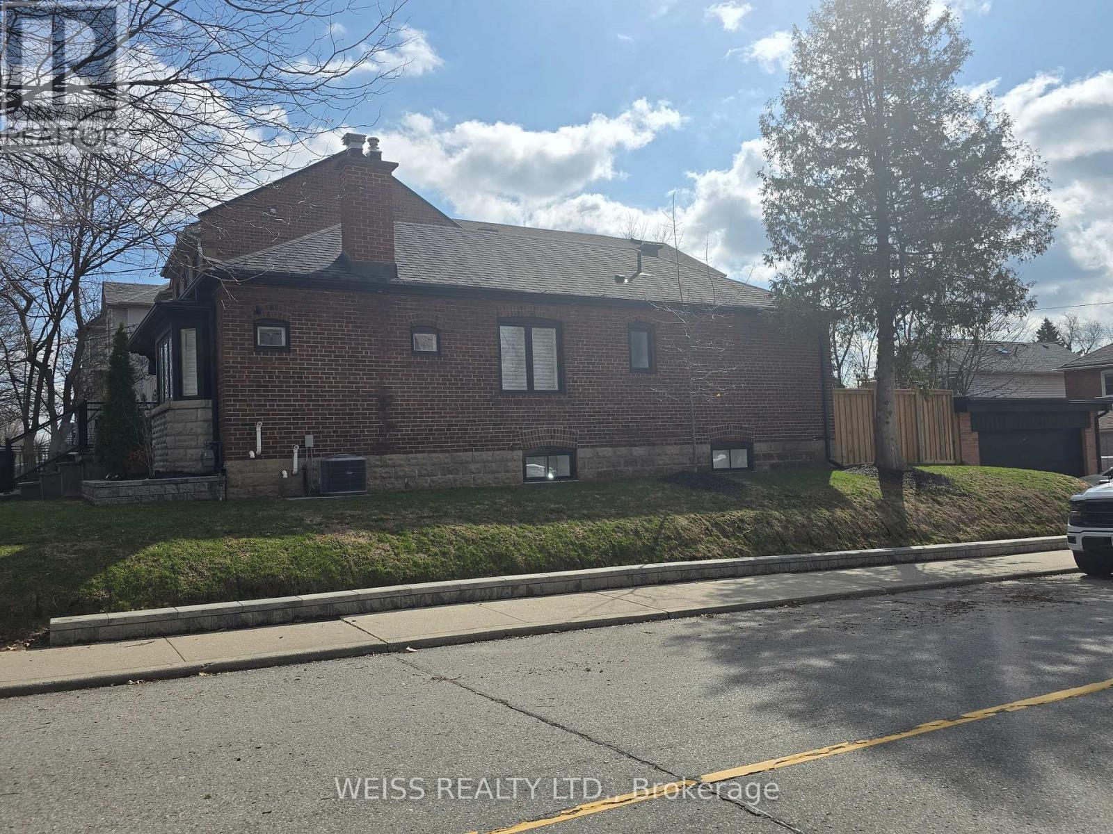 199 Glengarry Avenue, Toronto, Ontario  M5M 1E1 - Photo 3 - C12964770