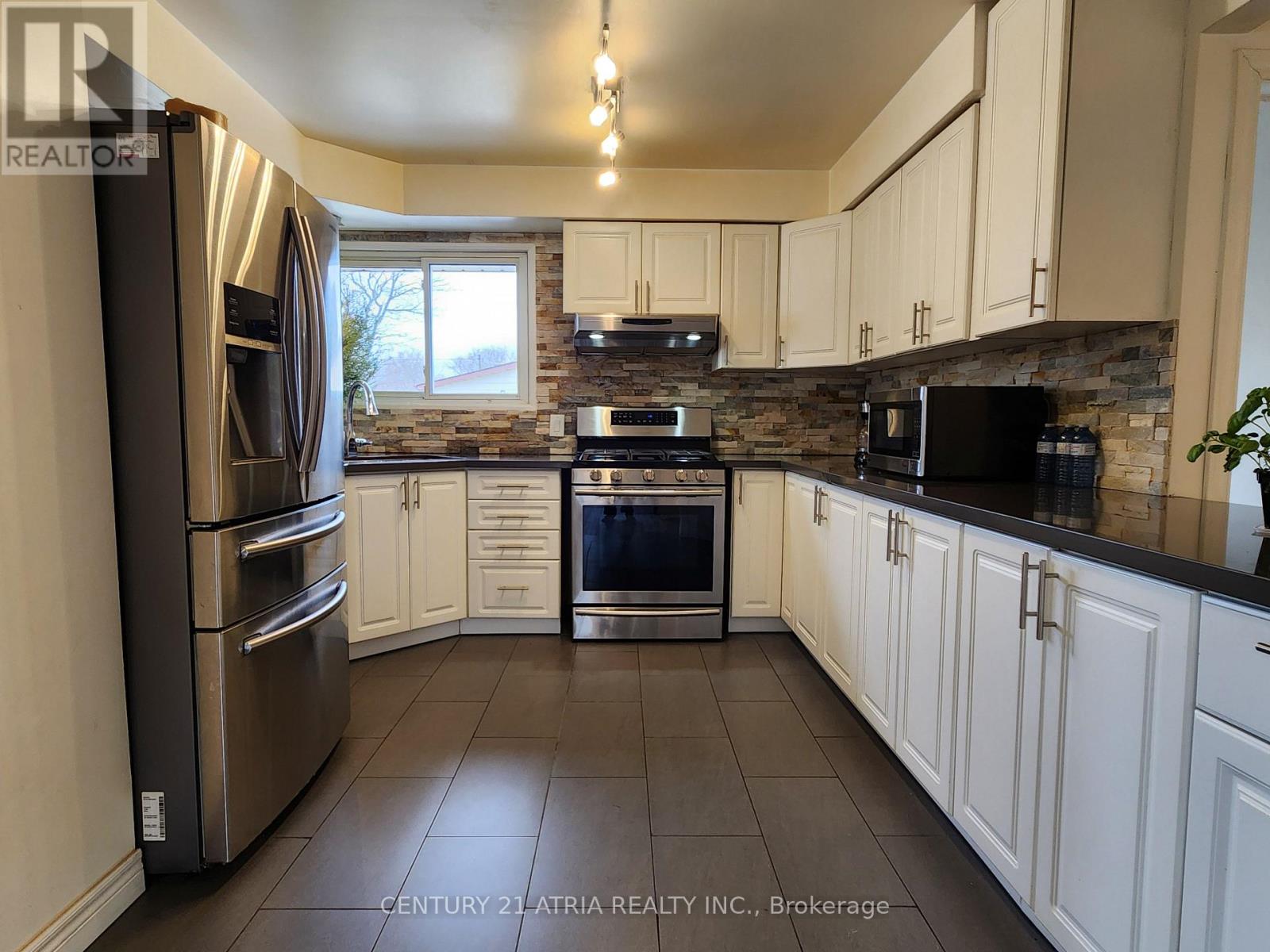 Upper - 366 Meadow Street, Oshawa, Ontario  L1L 1A4 - Photo 4 - E12964748