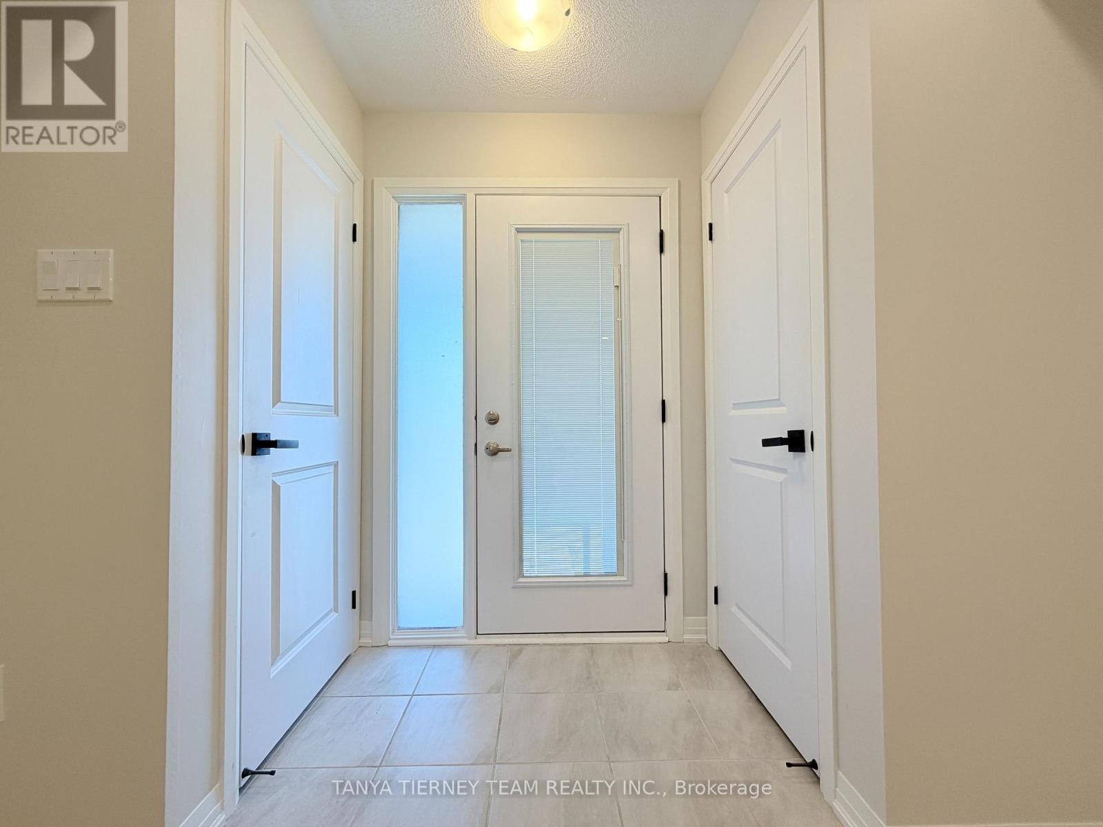 22 Esquire Way, Whitby, Ontario  L1R 0S7 - Photo 2 - E12964920