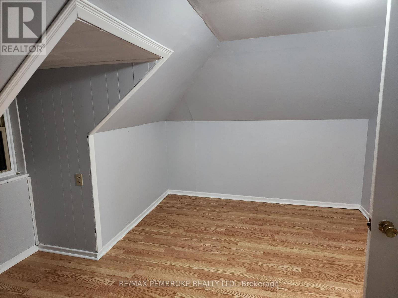 206 Golf Course Road, Laurentian Valley, Ontario  K8A 7B3 - Photo 5 - X12790992