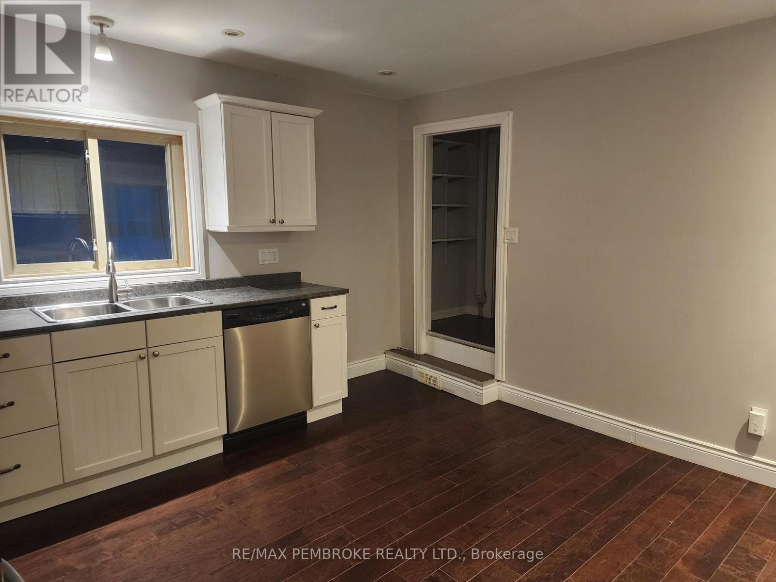 206 Golf Course Road, Laurentian Valley, Ontario  K8A 7B3 - Photo 6 - X12790992