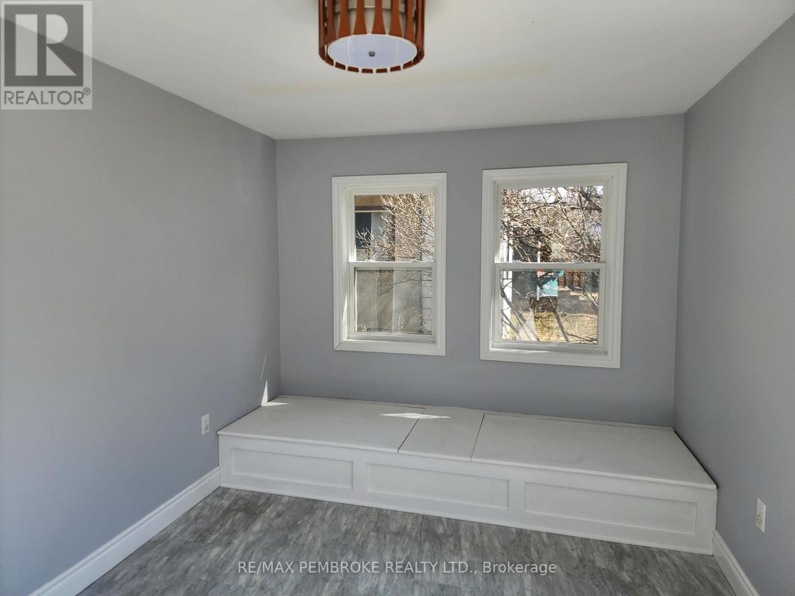 206 Golf Course Road, Laurentian Valley, Ontario  K8A 7B3 - Photo 8 - X12790992