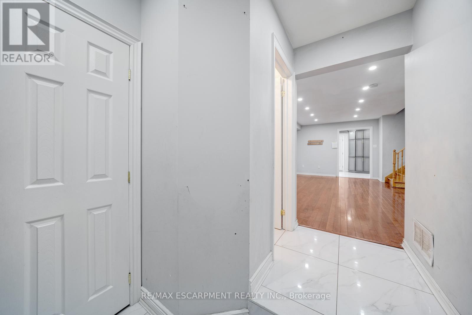 84 Andriana Crescent, Markham, Ontario  L6B 0C8 - Photo 3 - N12964838