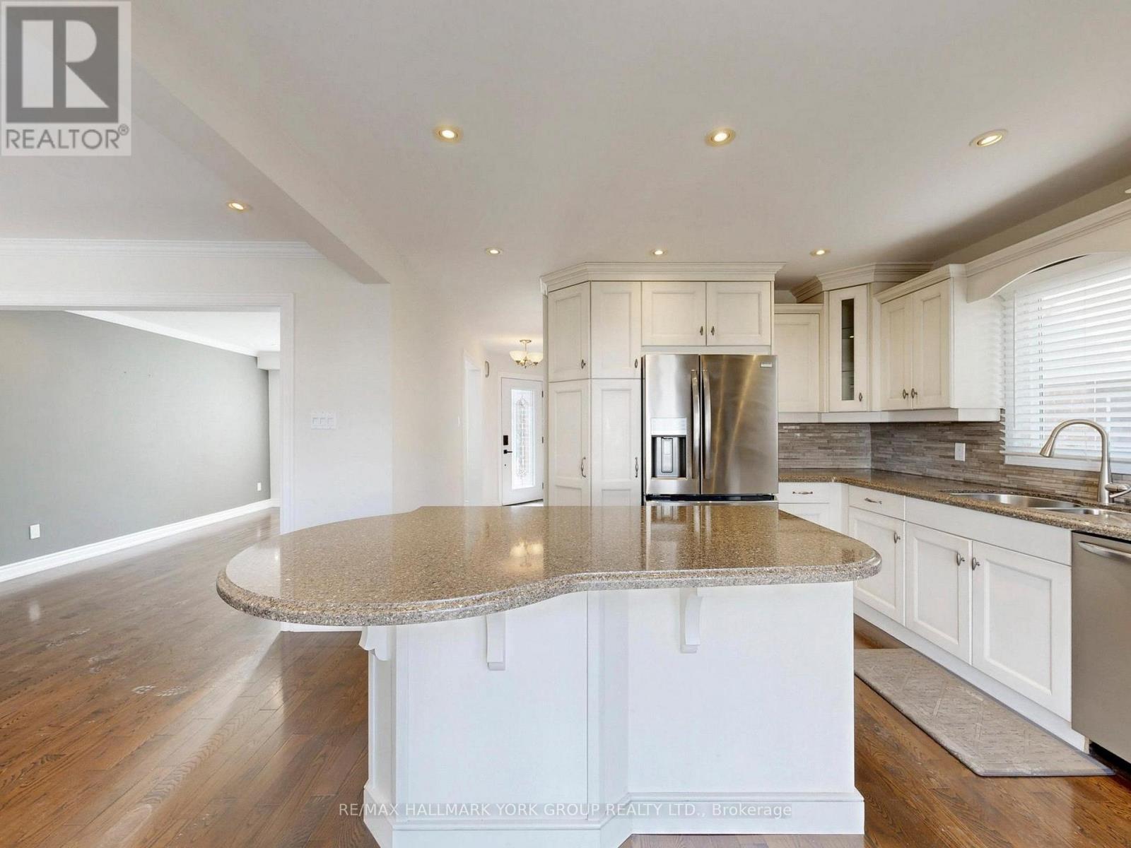 42 Buchanan Crescent, Aurora, Ontario  L4G 5K4 - Photo 10 - N12964934