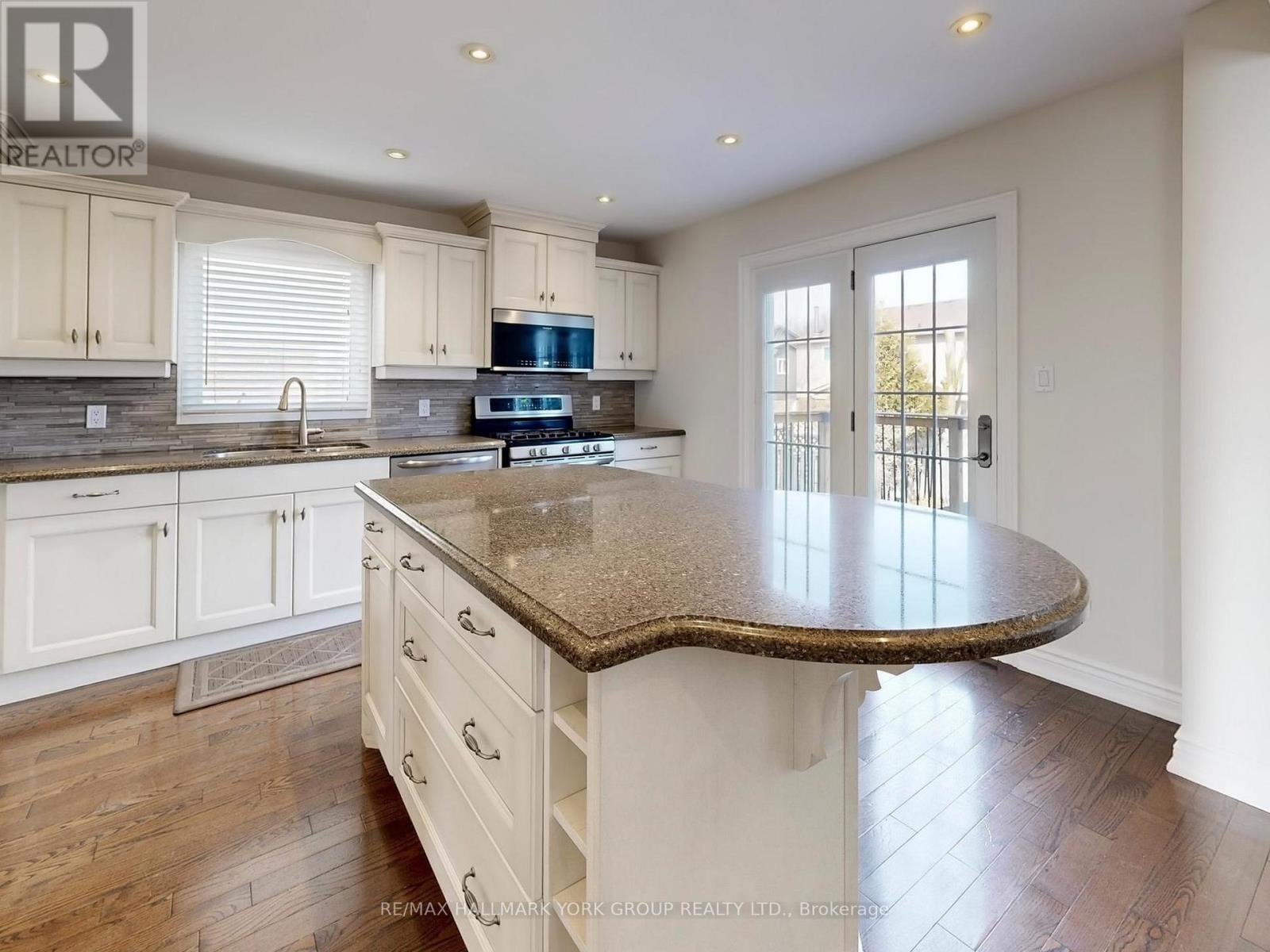 42 Buchanan Crescent, Aurora, Ontario  L4G 5K4 - Photo 14 - N12964934