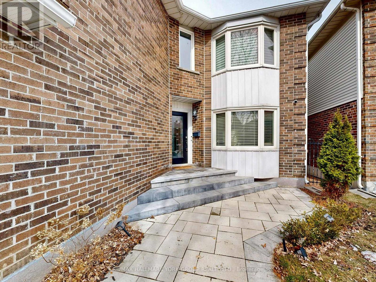 42 Buchanan Crescent, Aurora, Ontario  L4G 5K4 - Photo 2 - N12964934