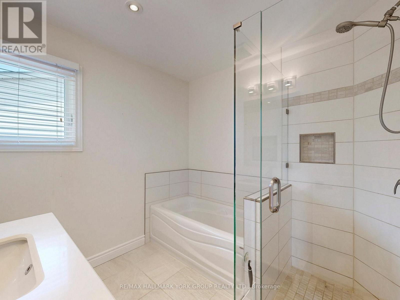 42 Buchanan Crescent, Aurora, Ontario  L4G 5K4 - Photo 29 - N12964934