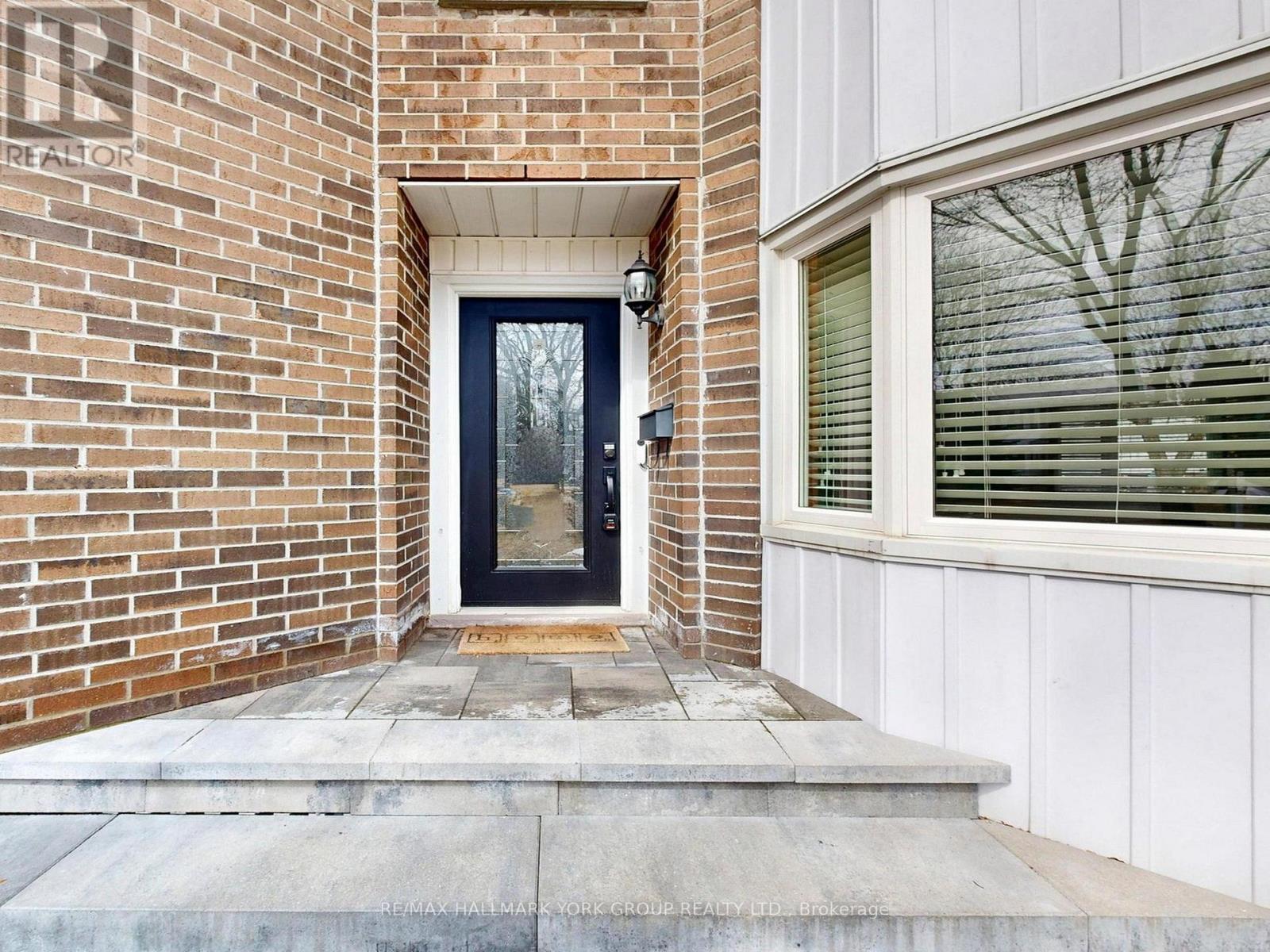 42 Buchanan Crescent, Aurora, Ontario  L4G 5K4 - Photo 3 - N12964934