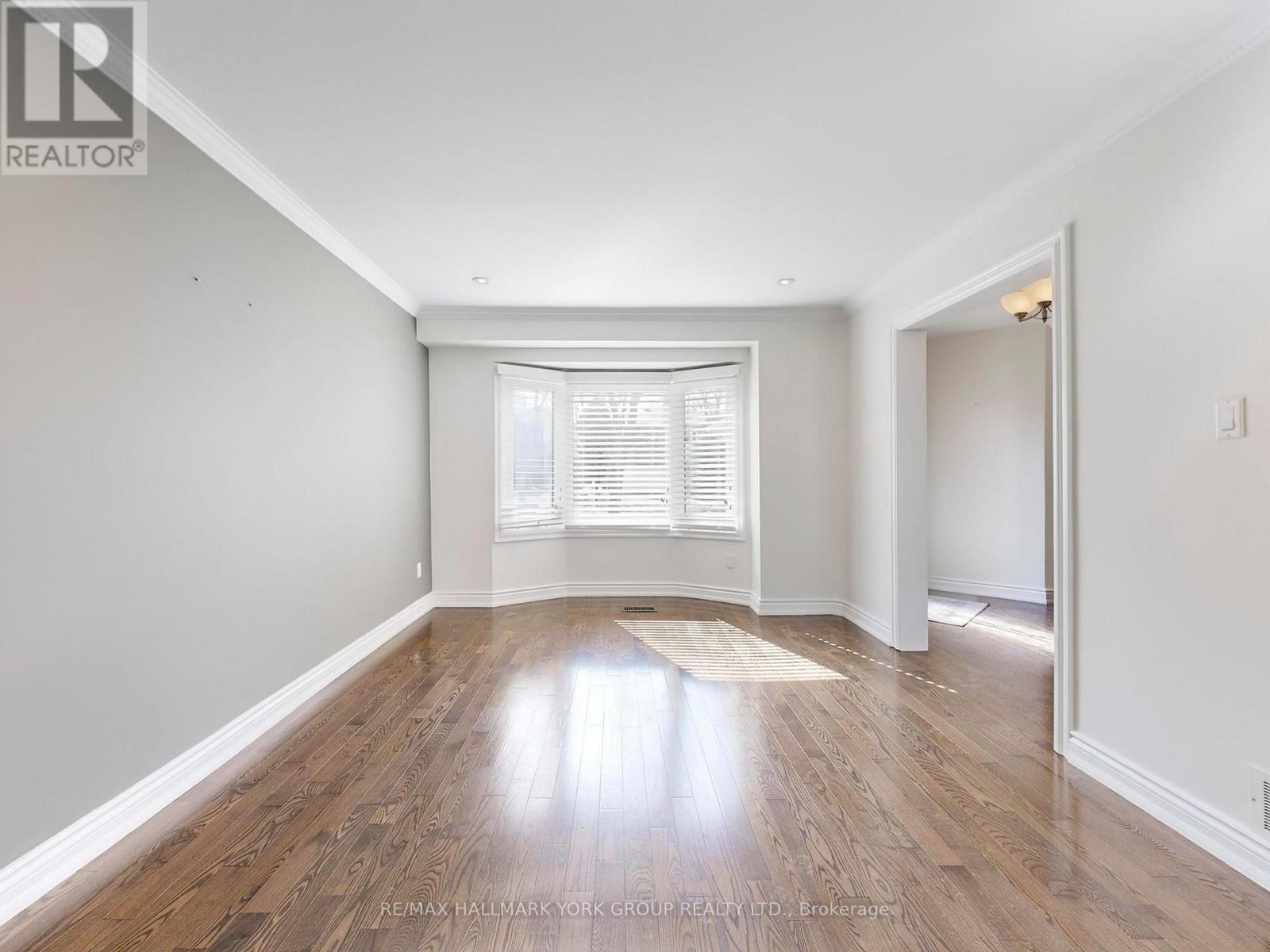 42 Buchanan Crescent, Aurora, Ontario  L4G 5K4 - Photo 4 - N12964934