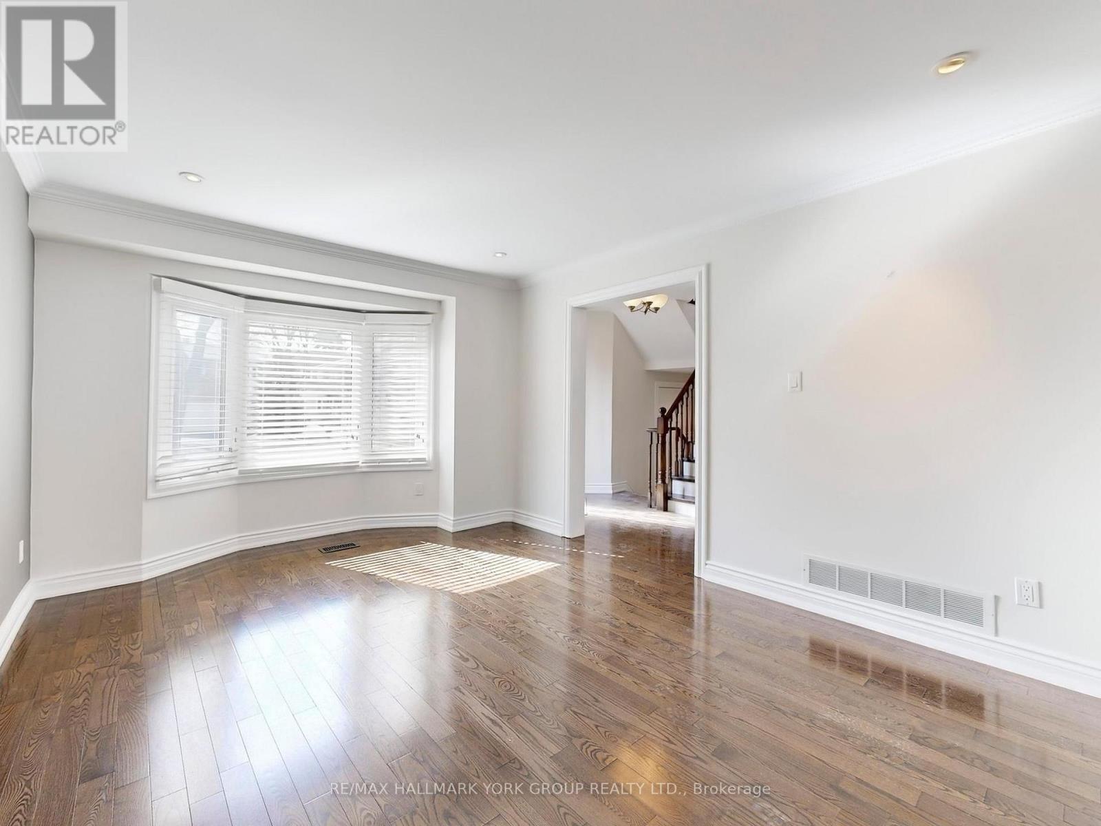 42 Buchanan Crescent, Aurora, Ontario  L4G 5K4 - Photo 5 - N12964934