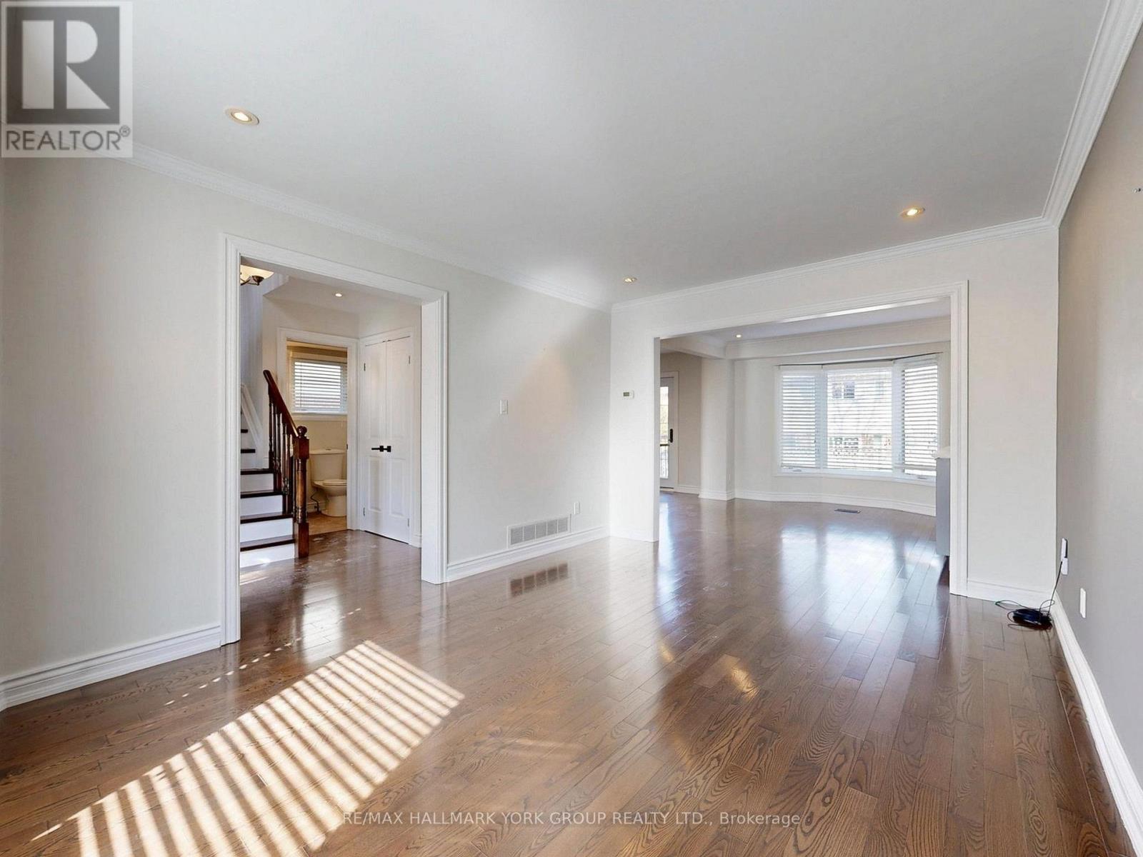 42 Buchanan Crescent, Aurora, Ontario  L4G 5K4 - Photo 6 - N12964934