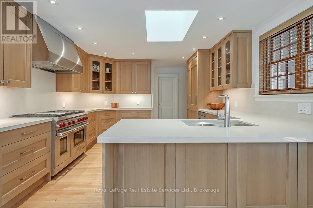 69 Allan Street, Oakville, Ontario  L6J 3M7 - Photo 8 - W12965194