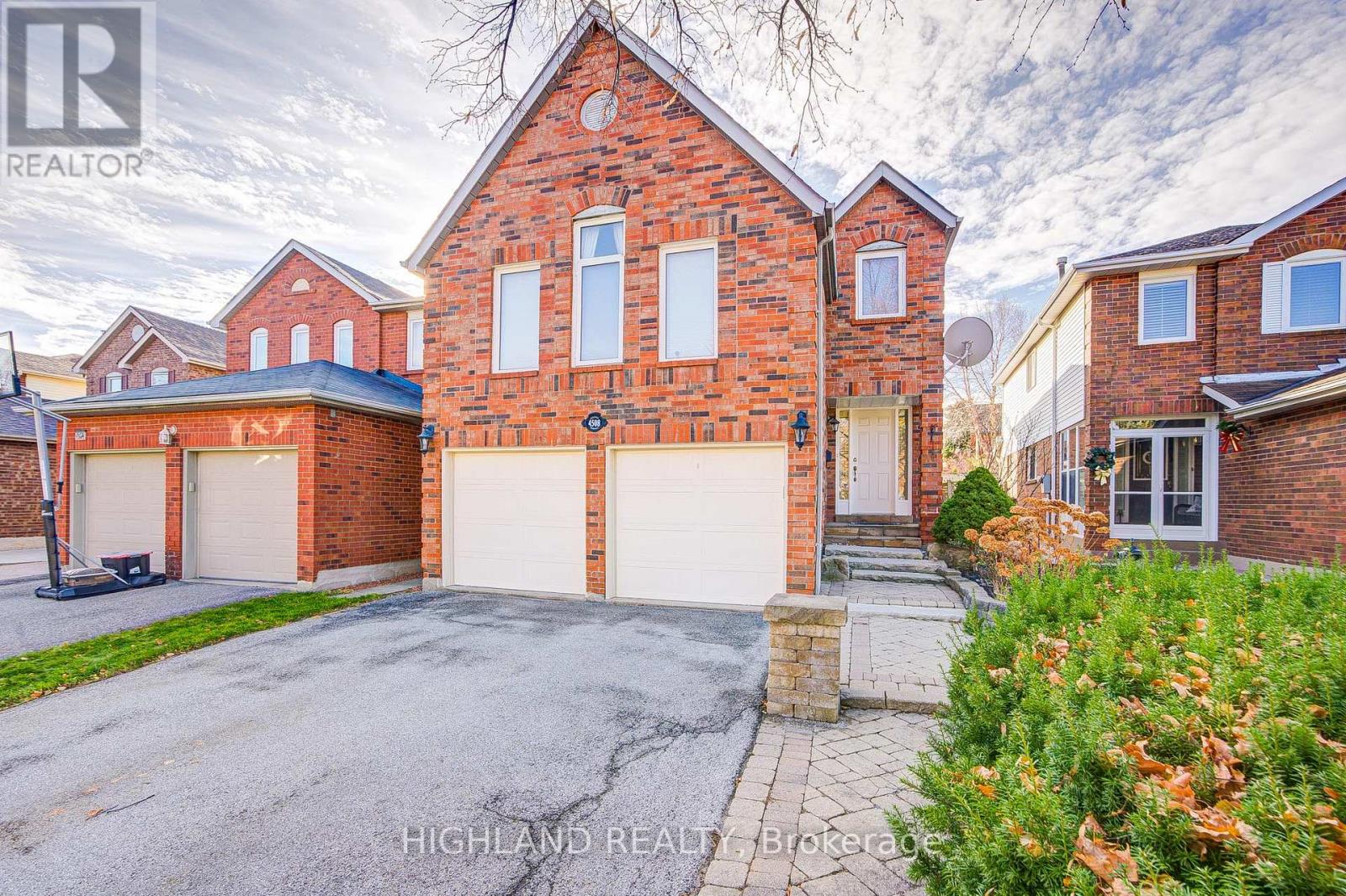 4508 Donegal Drive, Mississauga, Ontario  L5M 4G9 - Photo 3 - W12964784