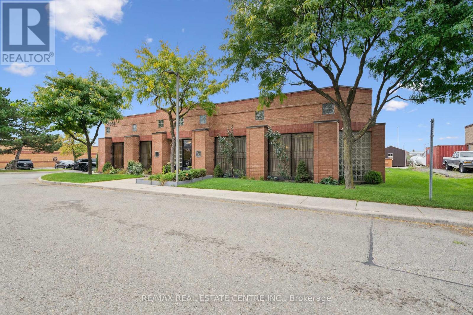 7605 Danbro Crescent, Mississauga, Ontario  L5N 6P9 - Photo 2 - W12964896