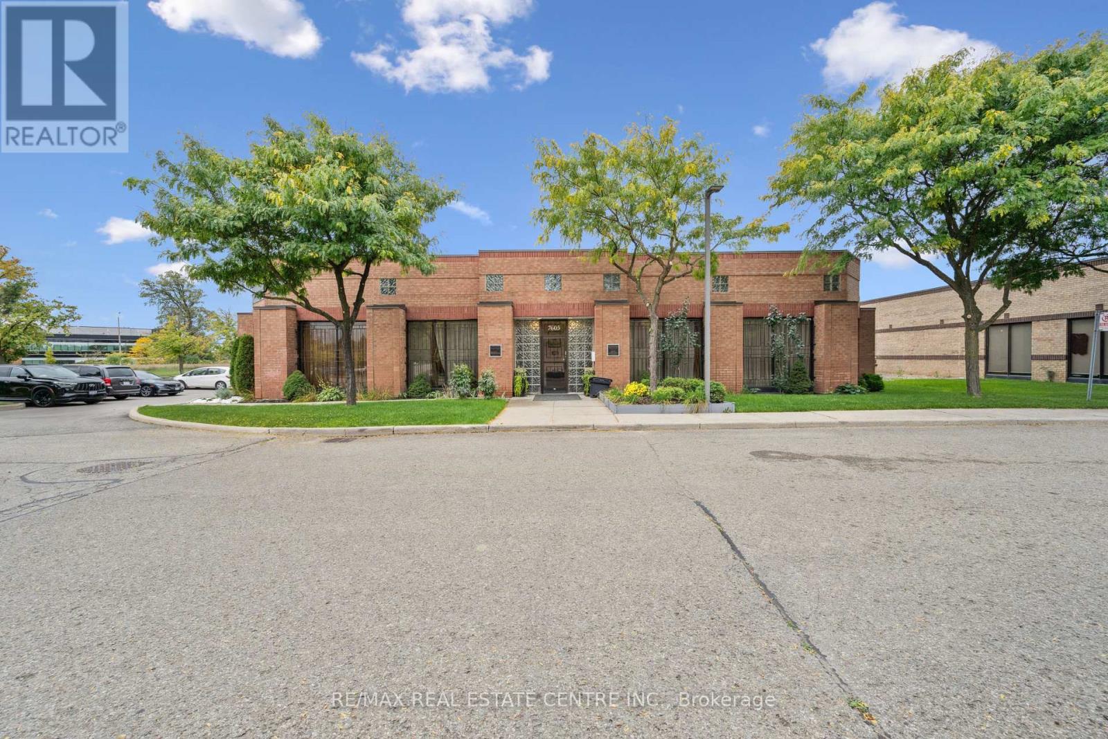 7605 Danbro Crescent, Mississauga, Ontario  L5N 6P9 - Photo 3 - W12964896