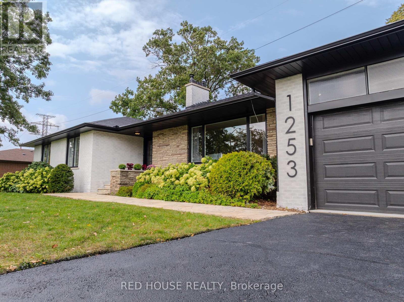 1253 Melton Drive, Mississauga, Ontario  L4Y 1L6 - Photo 5 - W12915064