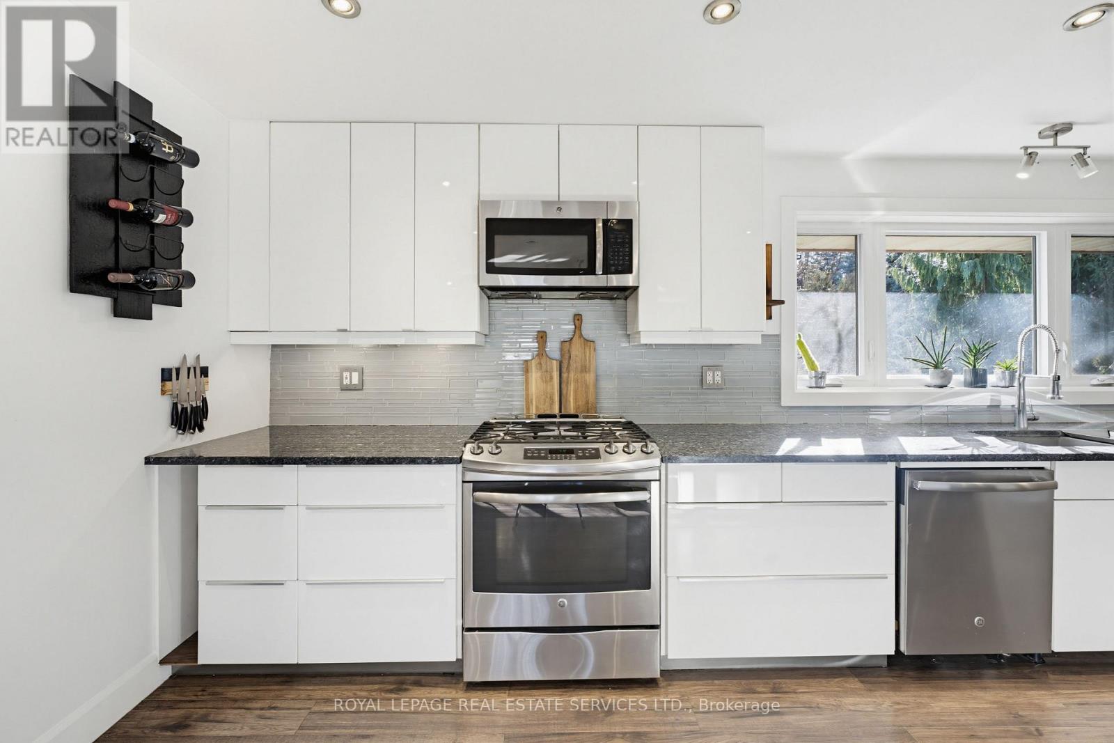 18 Cherry Street, Halton Hills, Ontario  L7G 3J8 - Photo 14 - W12933612