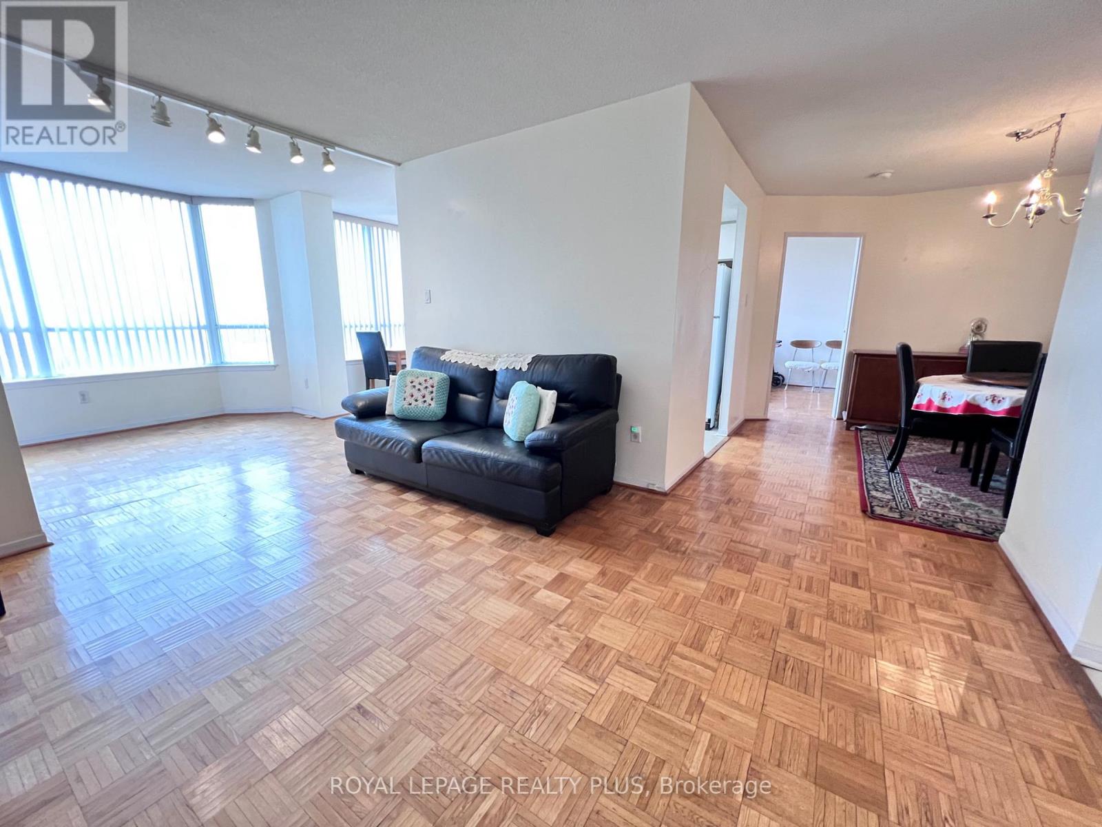 707 - 550 Webb Drive, Mississauga, Ontario  L5B 3Y4 - Photo 2 - W12964942