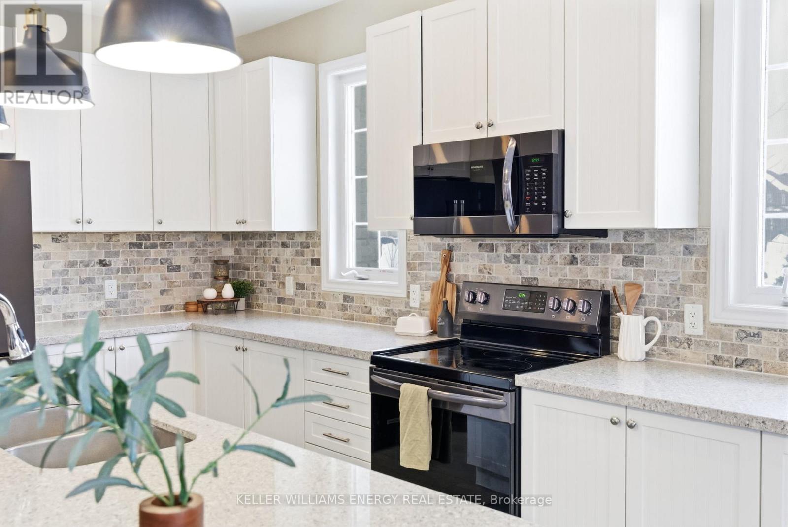 219 Crombie Street, Clarington, Ontario  L1C 0T8 - Photo 3 - E12965224