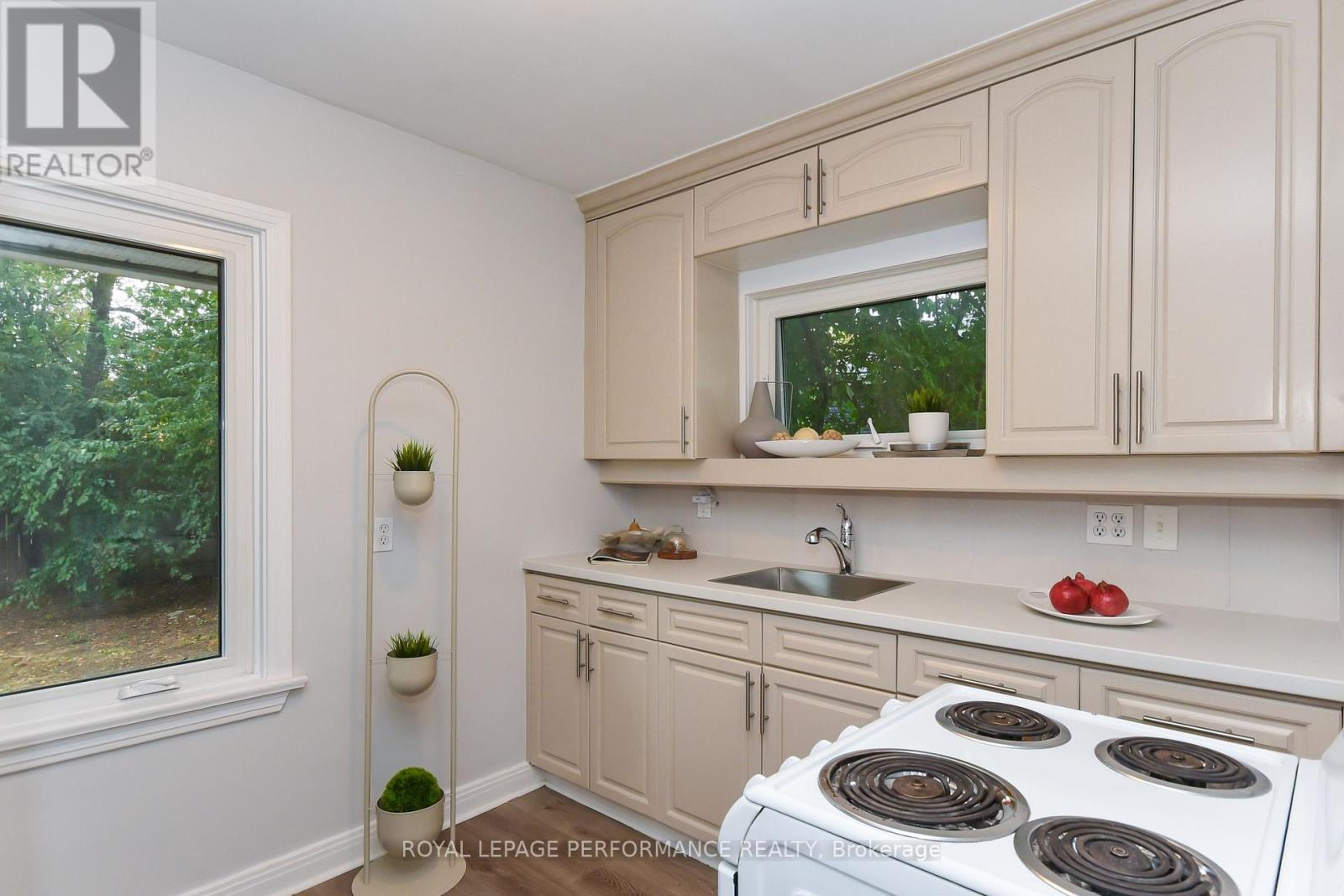 274 Queen Mary Street, Ottawa, Ontario  K1K 1X2 - Photo 11 - X12965158