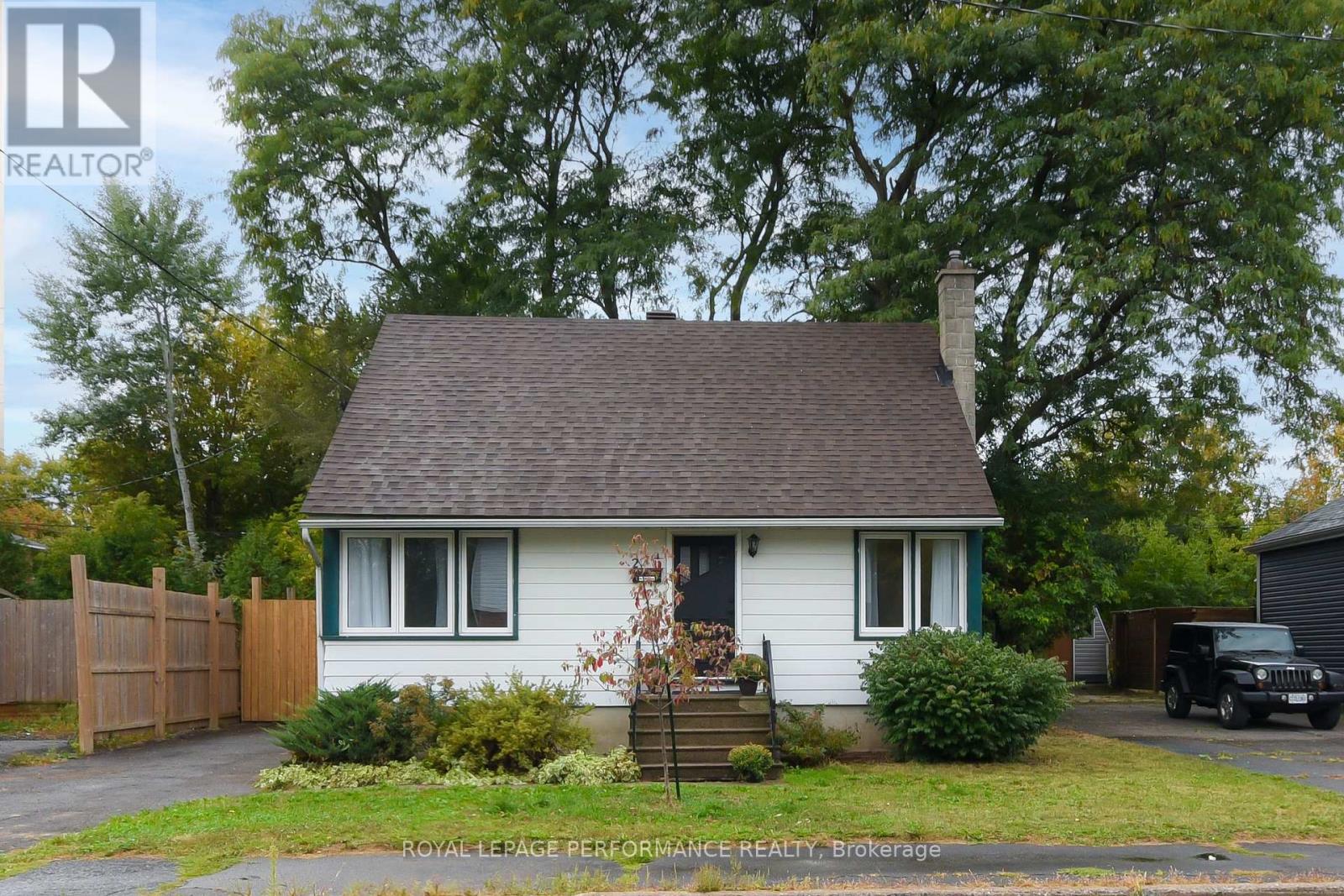 274 Queen Mary Street, Ottawa, Ontario  K1K 1X2 - Photo 2 - X12965158