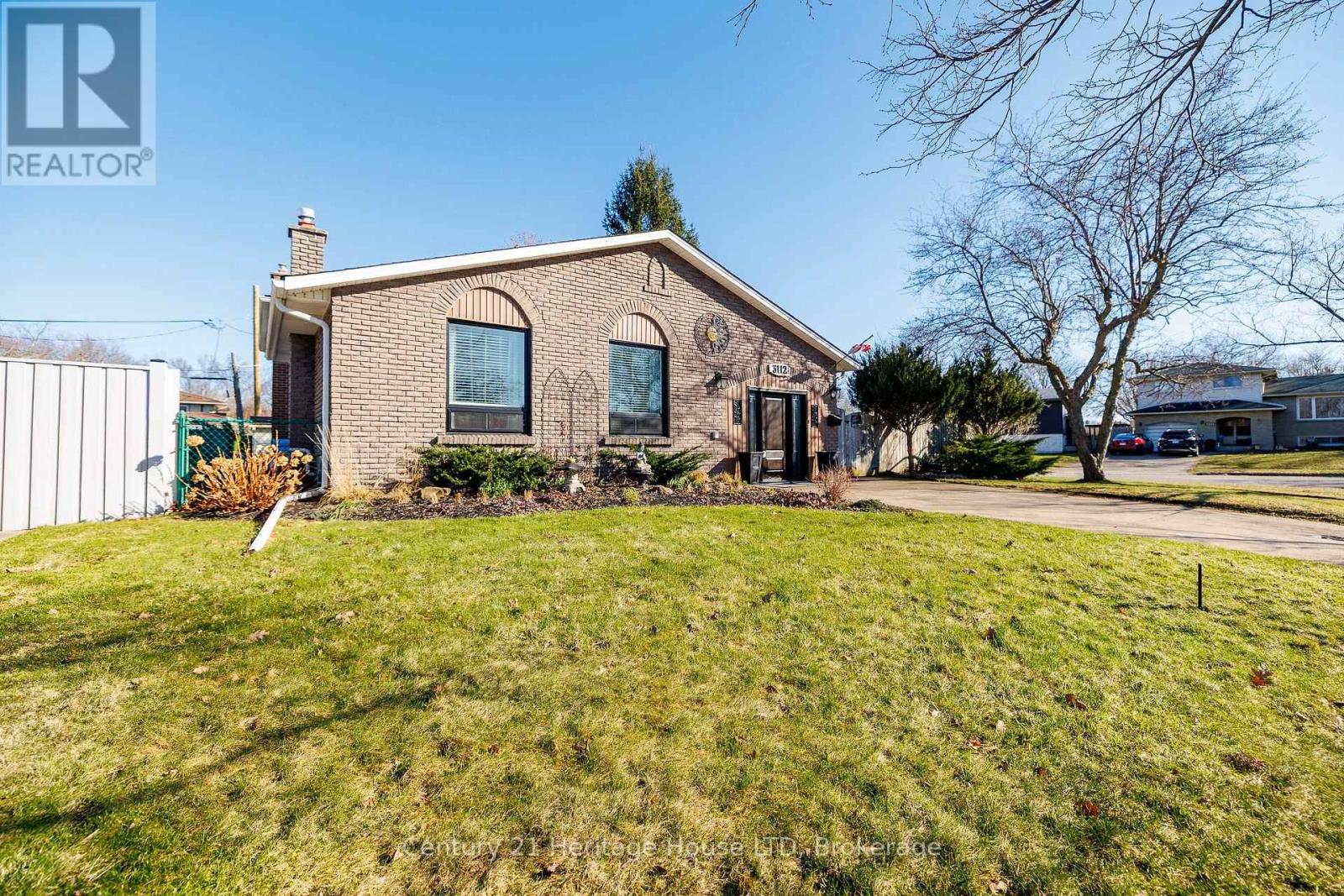 3112 Ussher Street, Niagara Falls, Ontario  L2G 6M2 - Photo 2 - X12964964