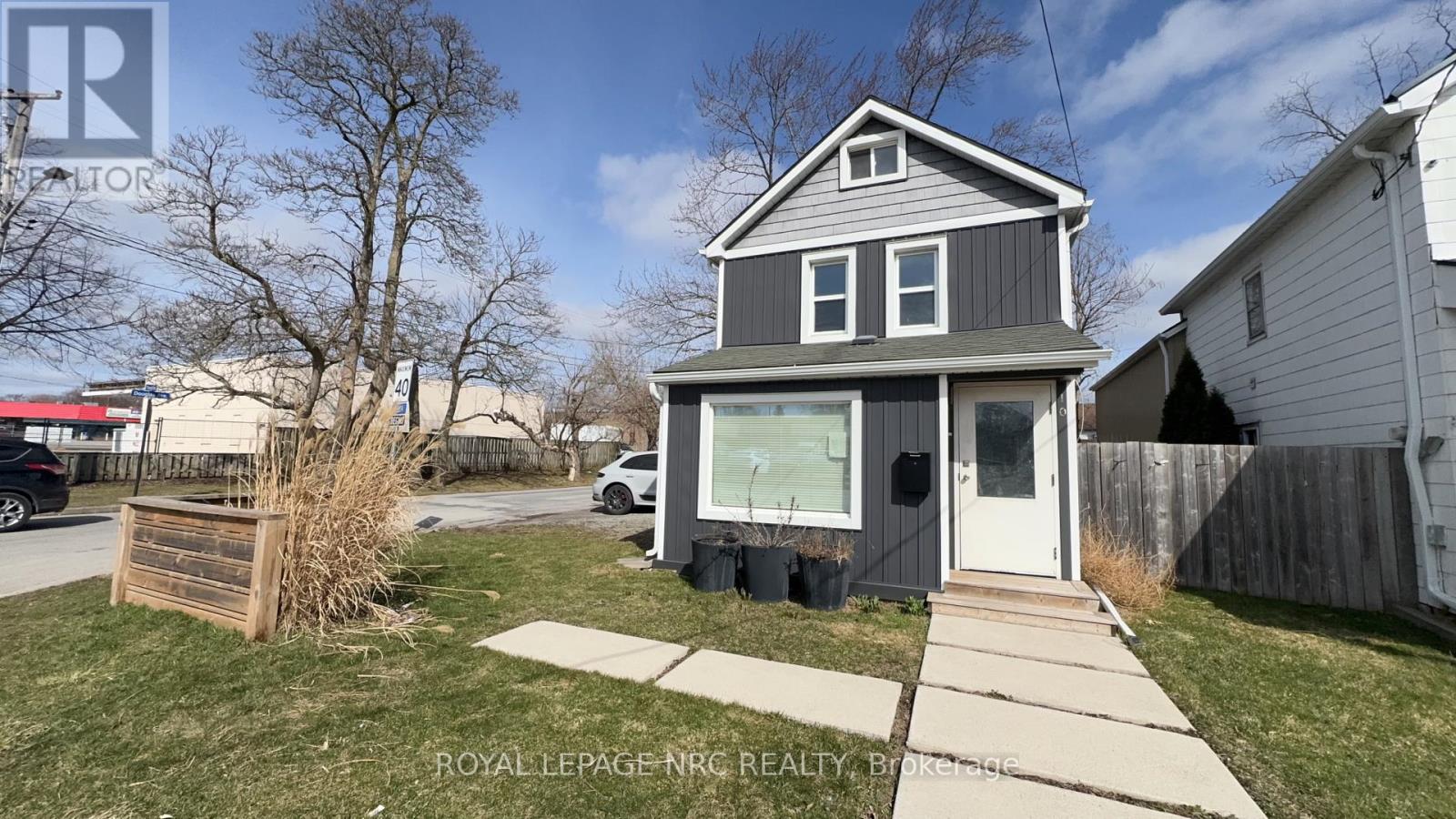 10 Thorold Road, Welland, Ontario  L3C 3T2 - Photo 2 - X12965398