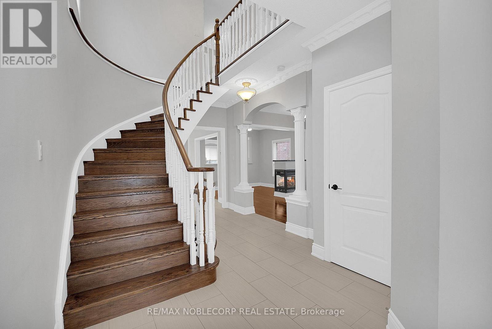 92 Water Garden Lane, Vaughan, Ontario  L4H 1N5 - Photo 2 - N12964078