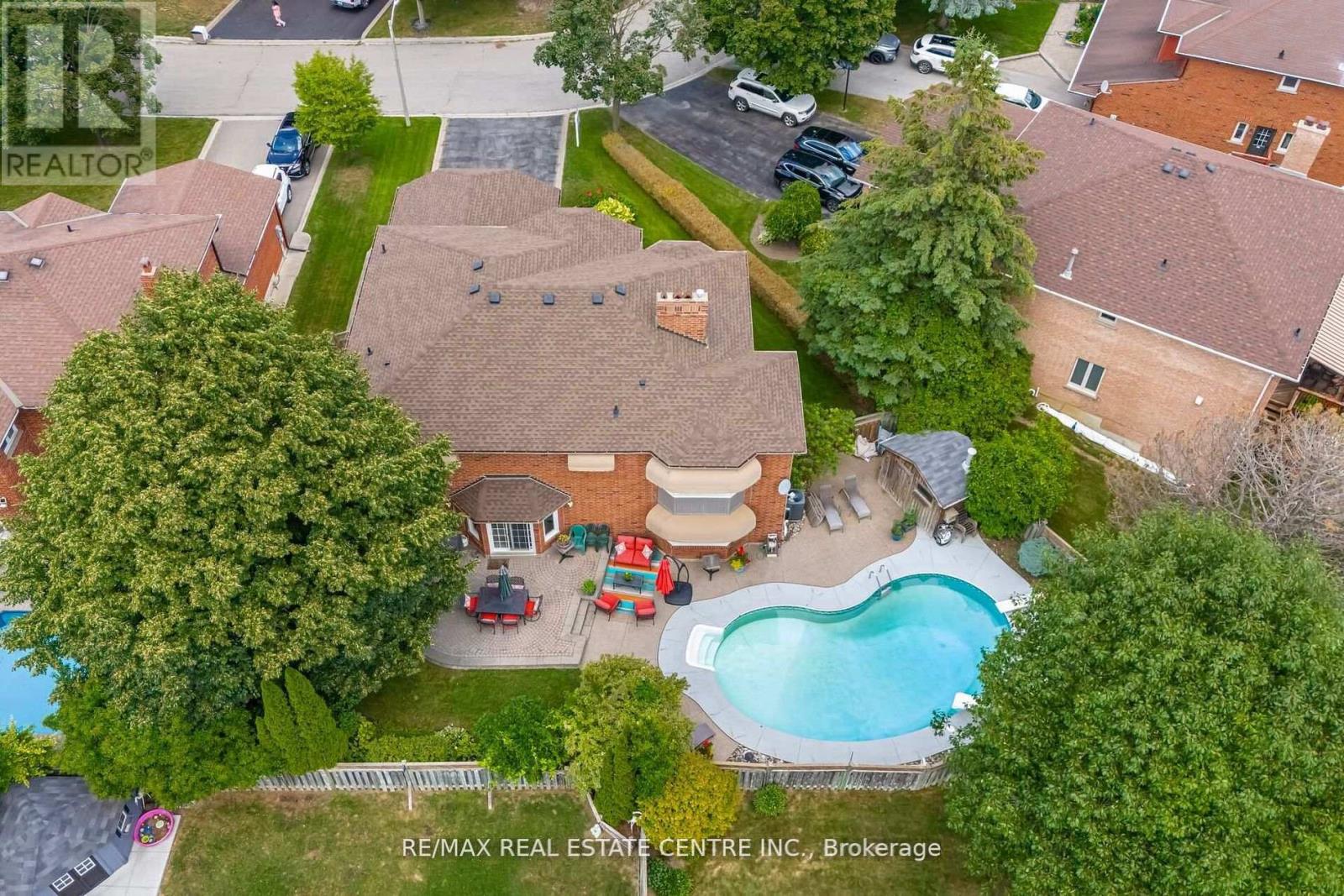 15 Brookbank Court, Brampton, Ontario  L6Z 3G4 - Photo 2 - W12808198